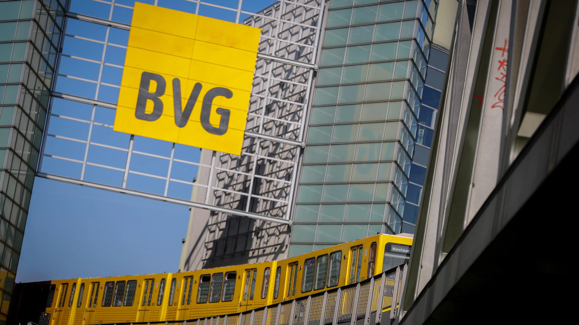 Die U-Bahn der BVG: Auch dieses Verkehrsmittel kommt bald nicht mehr so häufig.