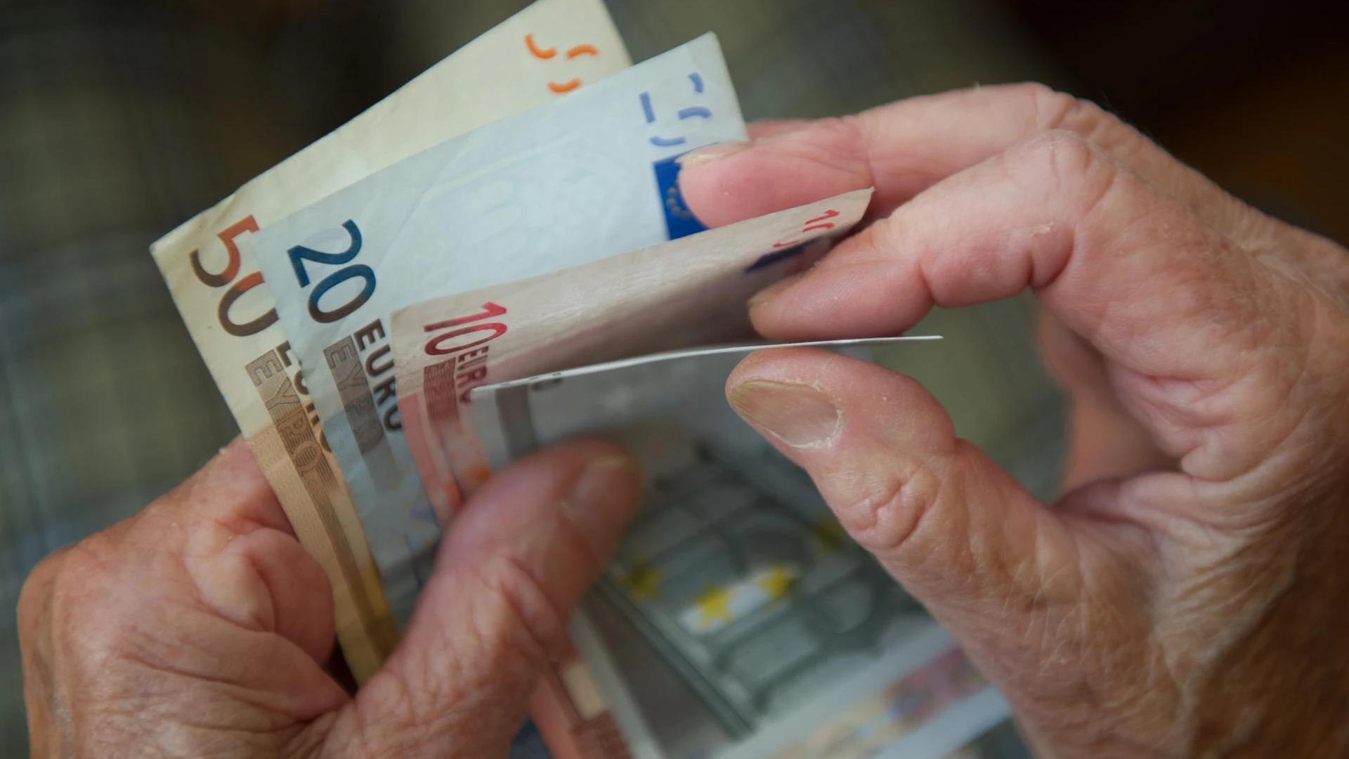 Wenn die Einkünfte über dem steuerfreien Grundfreibetrag liegen, müssen Rentner Steuern zahlen.