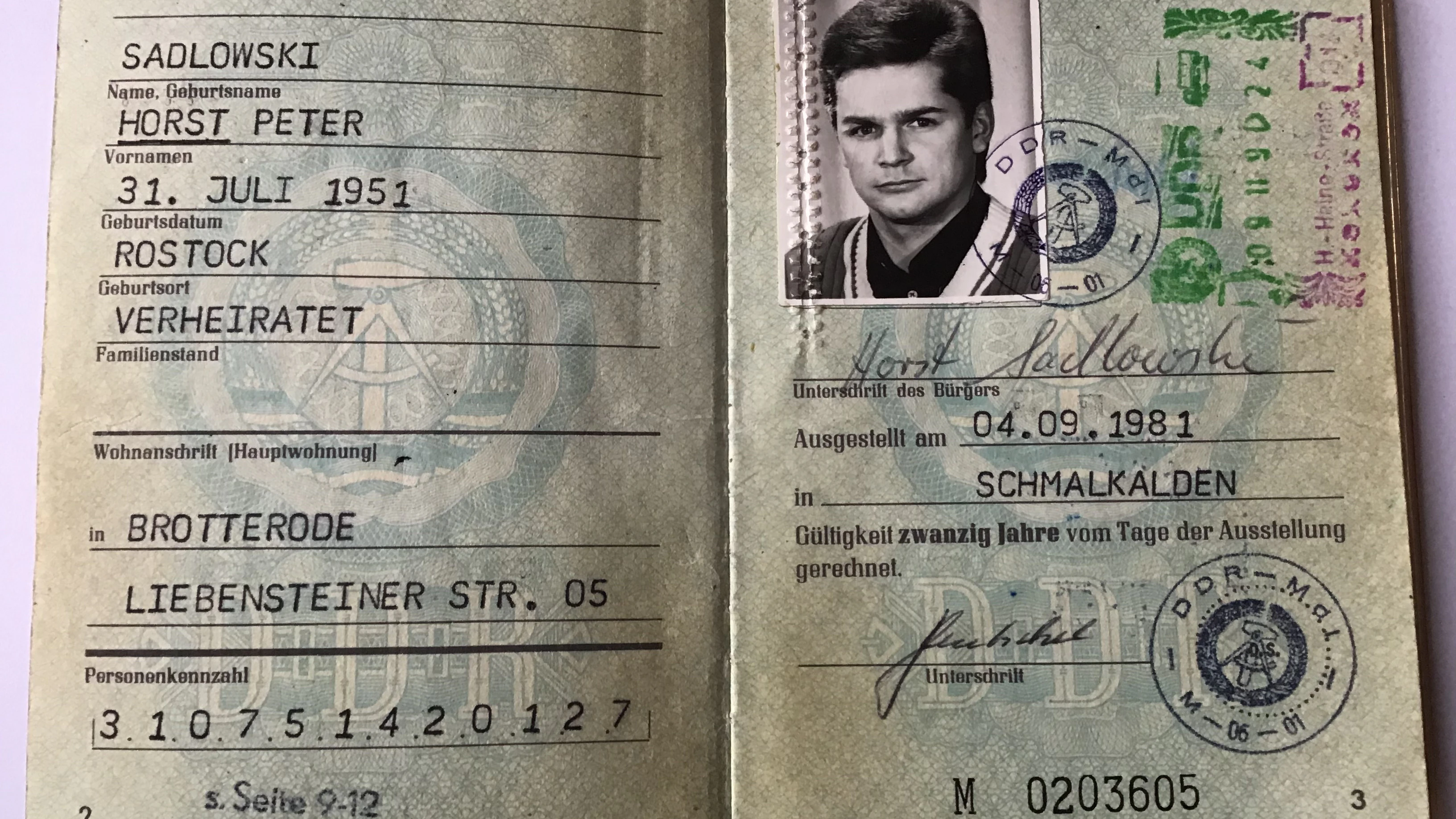 Oben rechts im Personalausweis von Horst  Sadlowski ist der Ausreisestempel.