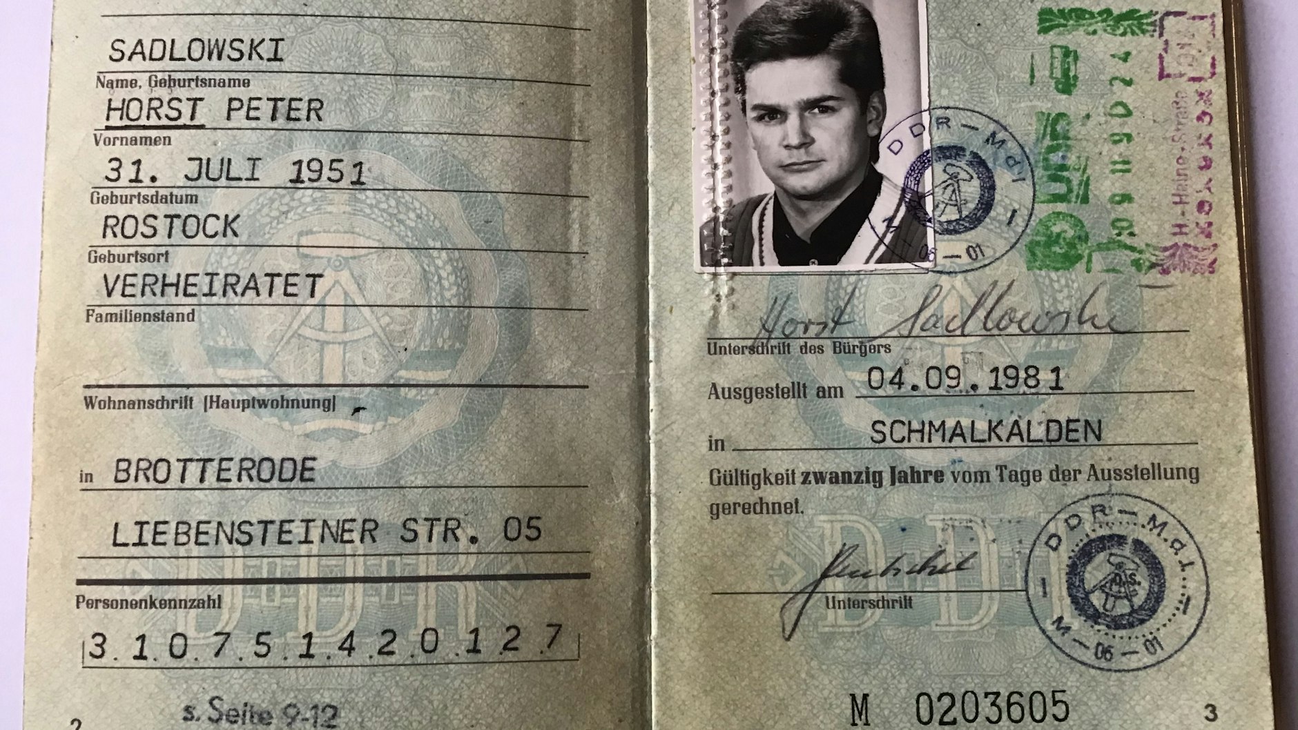 Oben rechts im Personalausweis von Horst  Sadlowski ist der Ausreisestempel.