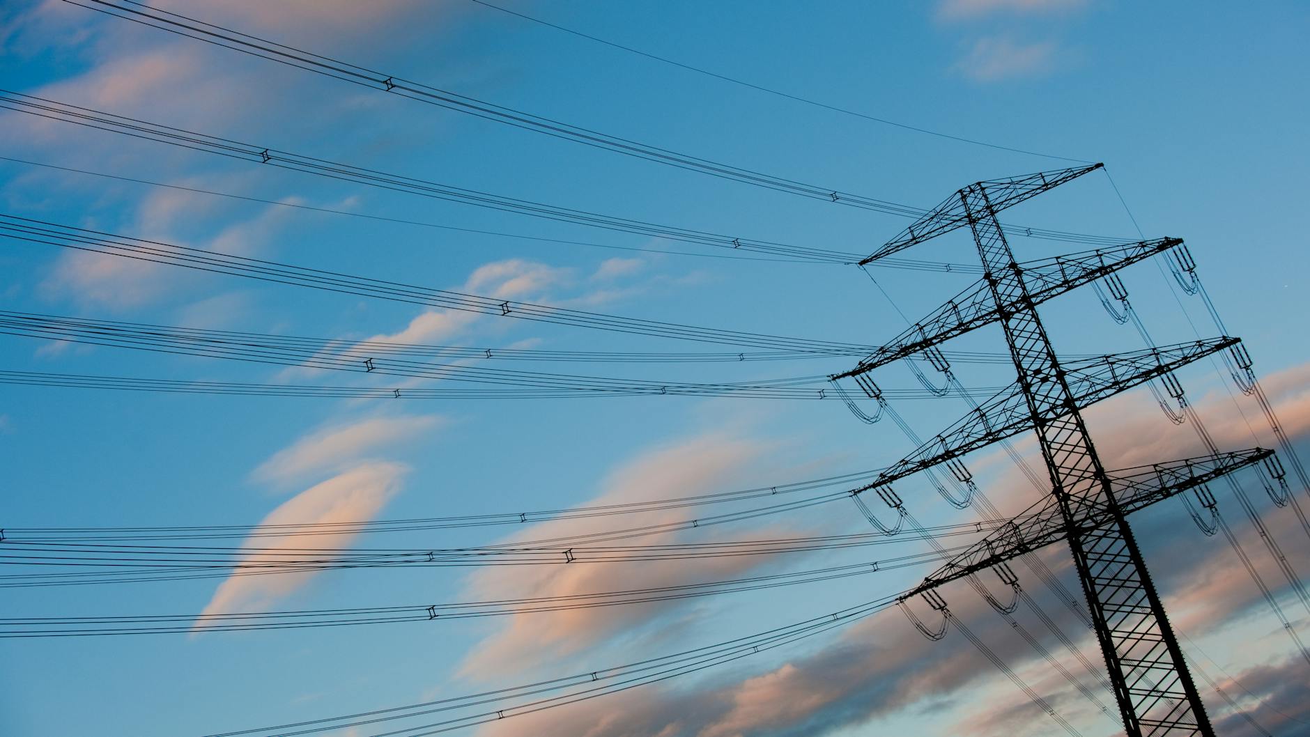 Ein Berliner Strommast in der Abenddämmerung.