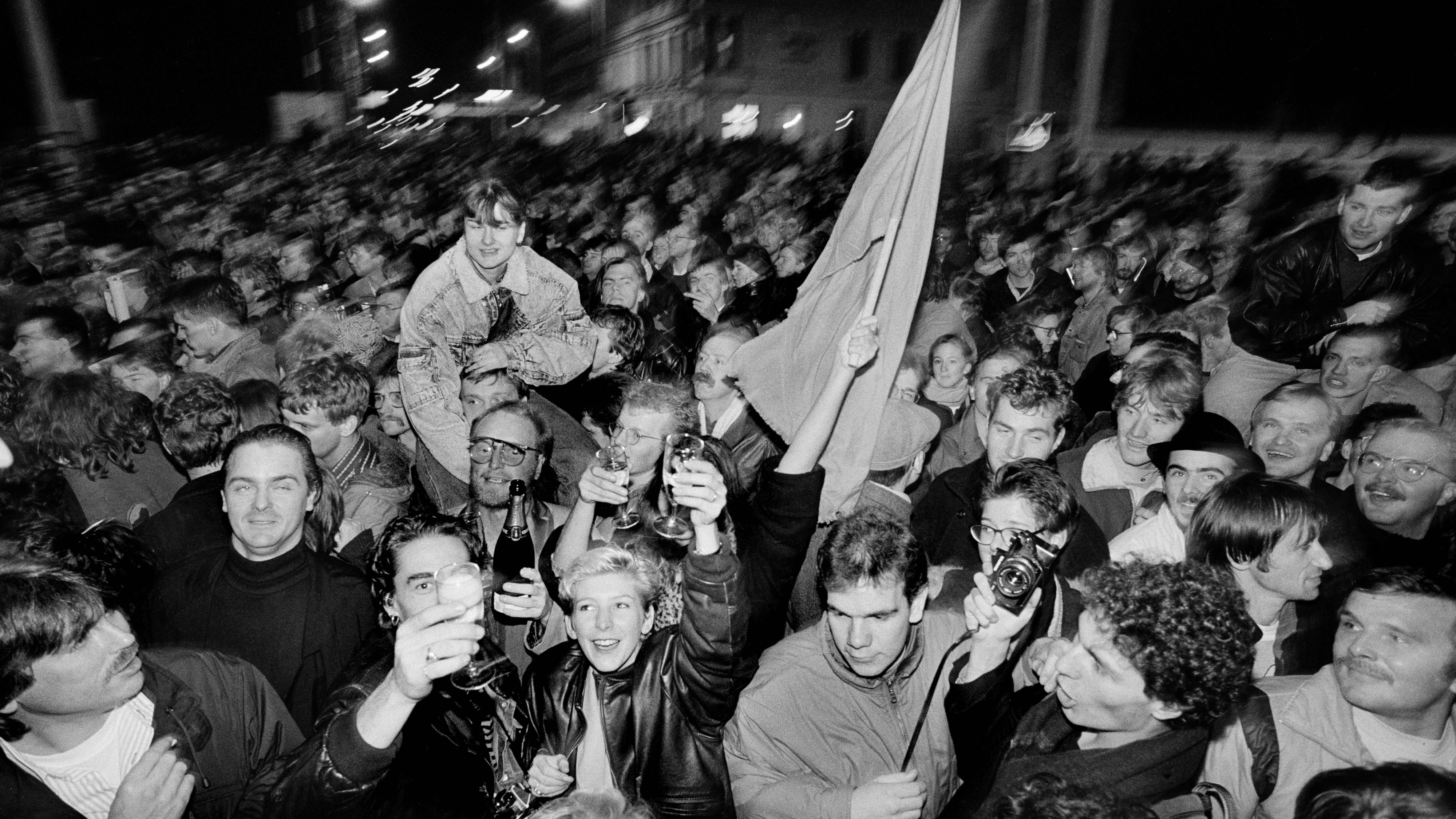 Berlin, 9. November 1989: Ost- und West-Berliner feiern gemeinsam die Grenzöffnung.&nbsp;