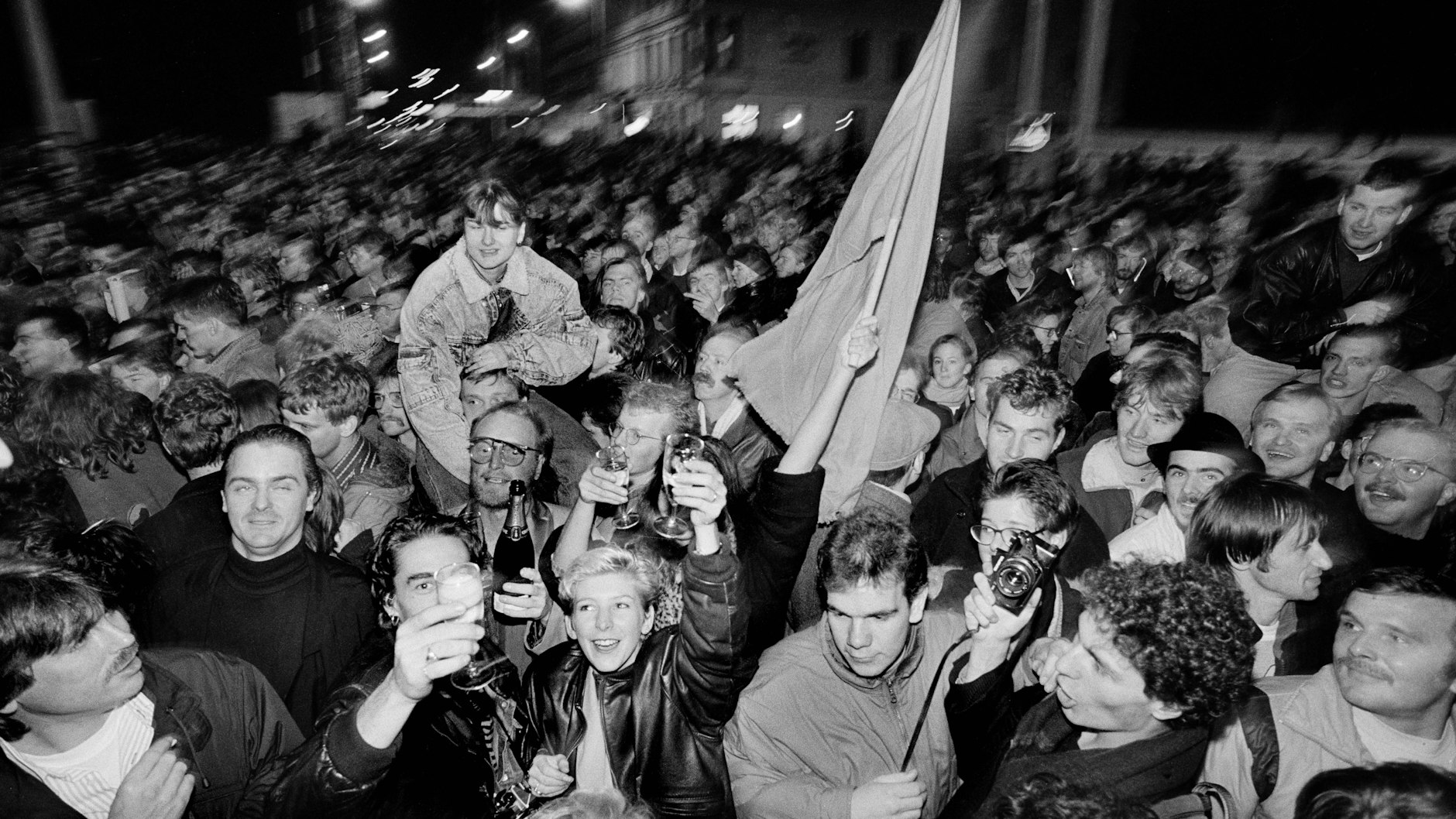 Berlin, 9. November 1989: Ost- und West-Berliner feiern gemeinsam die Grenzöffnung. 