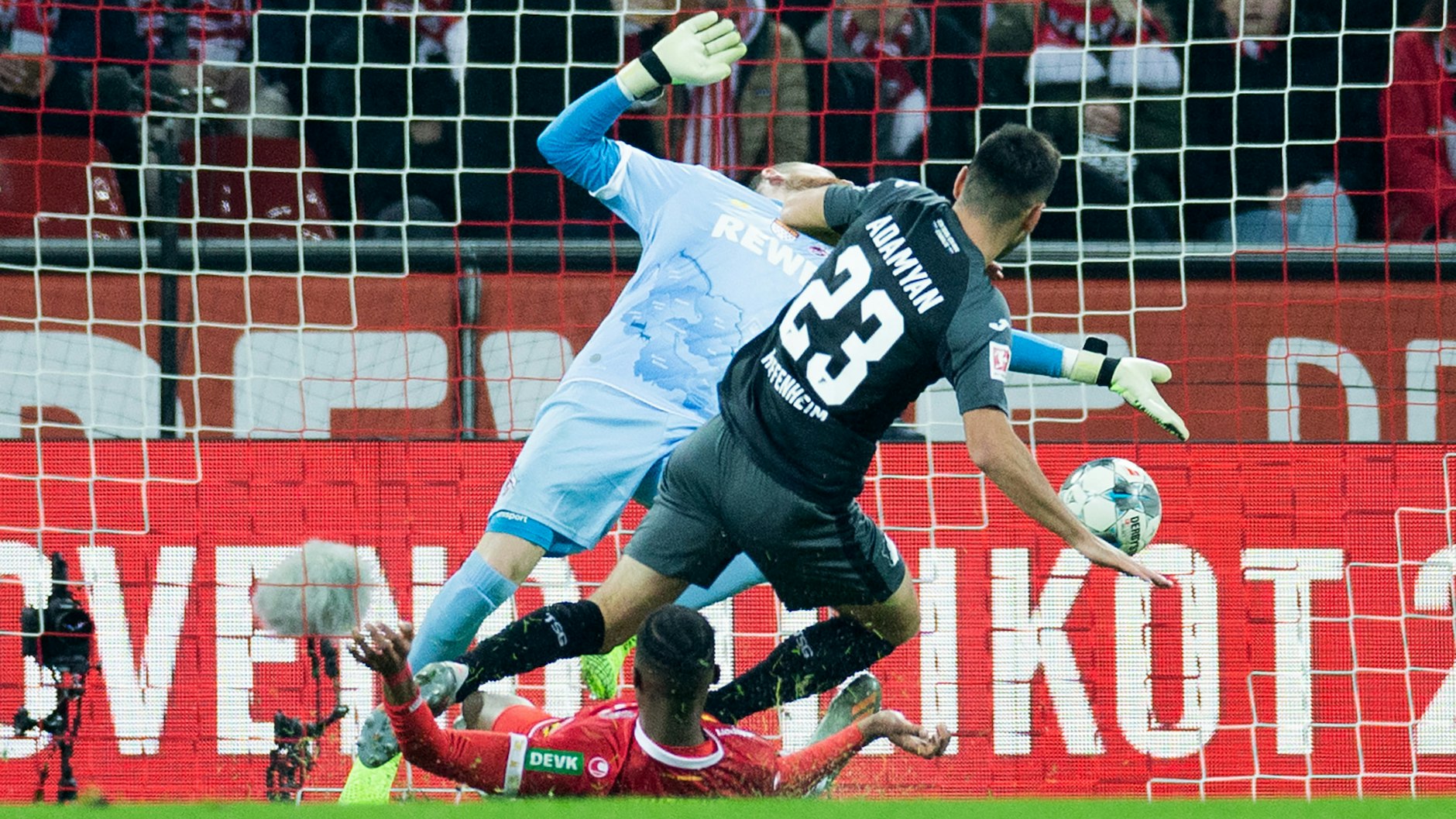 Hoffenheims Sargis Adamyan (23) trifft gegen Kölns Torwart Timo Horn und Kingsley Ehizibue.&nbsp;