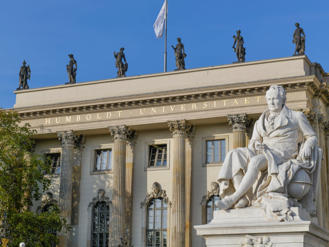 Das Denkmal Alexander von Humboldts vor dem Hauptgebäude der Humboldt-Universität.