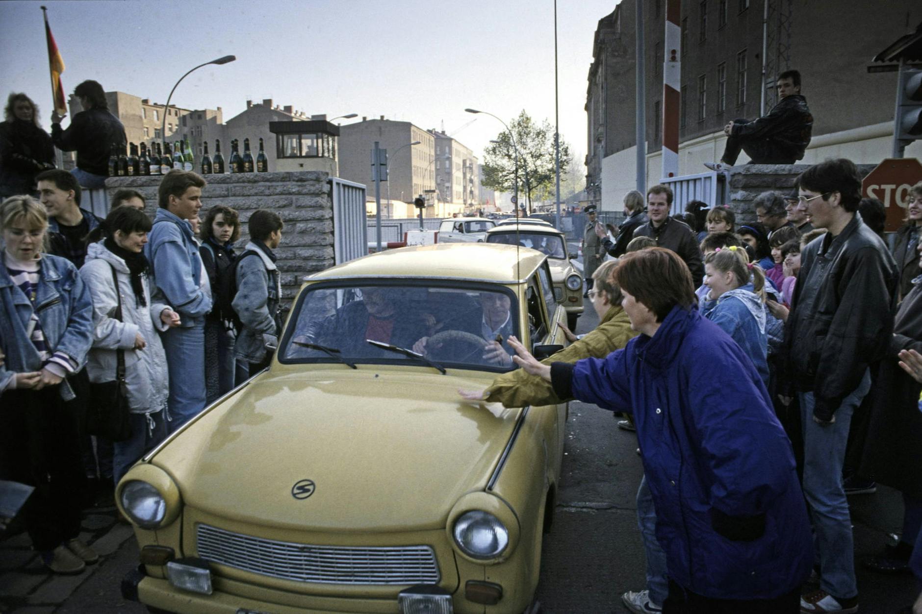 1989: Ein Trabant wird am Kontrollpunkt Invalidenstrasse im Berlin der Wendezeit begeistert begrüßt.