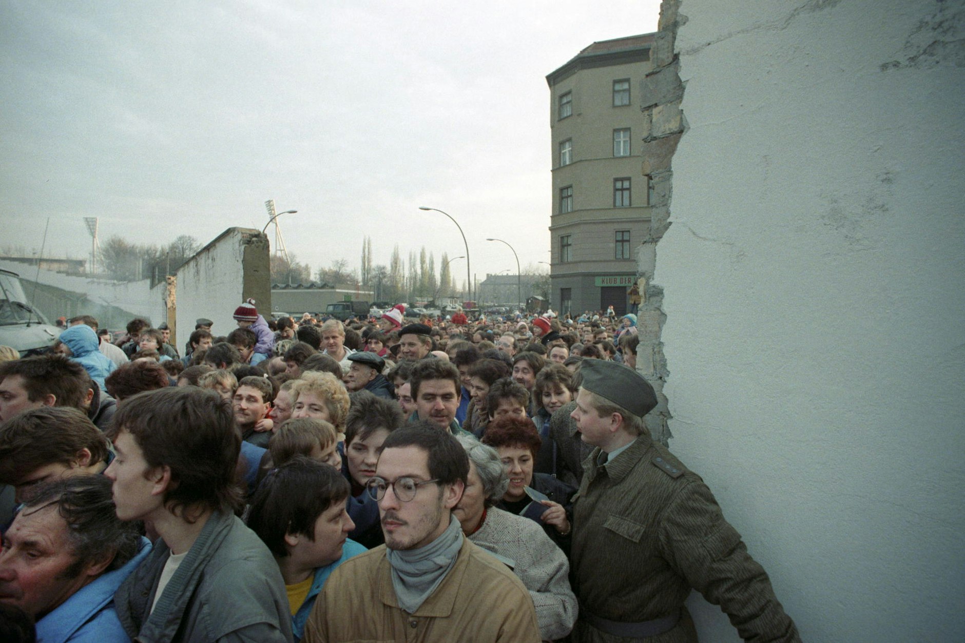 11. November 1989: Durch den neuen Grenzübergang an der Bernauer Straße strömen die Massen in den Westteil von Berlin.