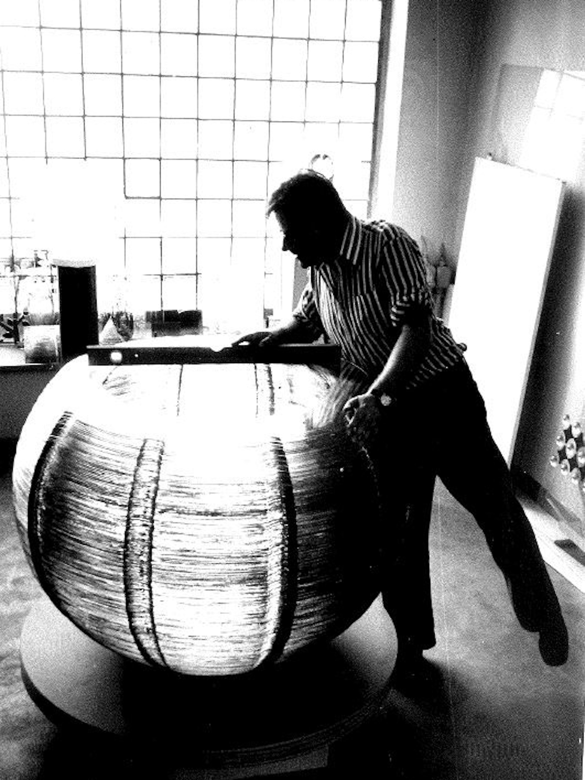 Wilhelm bei der Arbeit am Herzstück der Glasplastik.