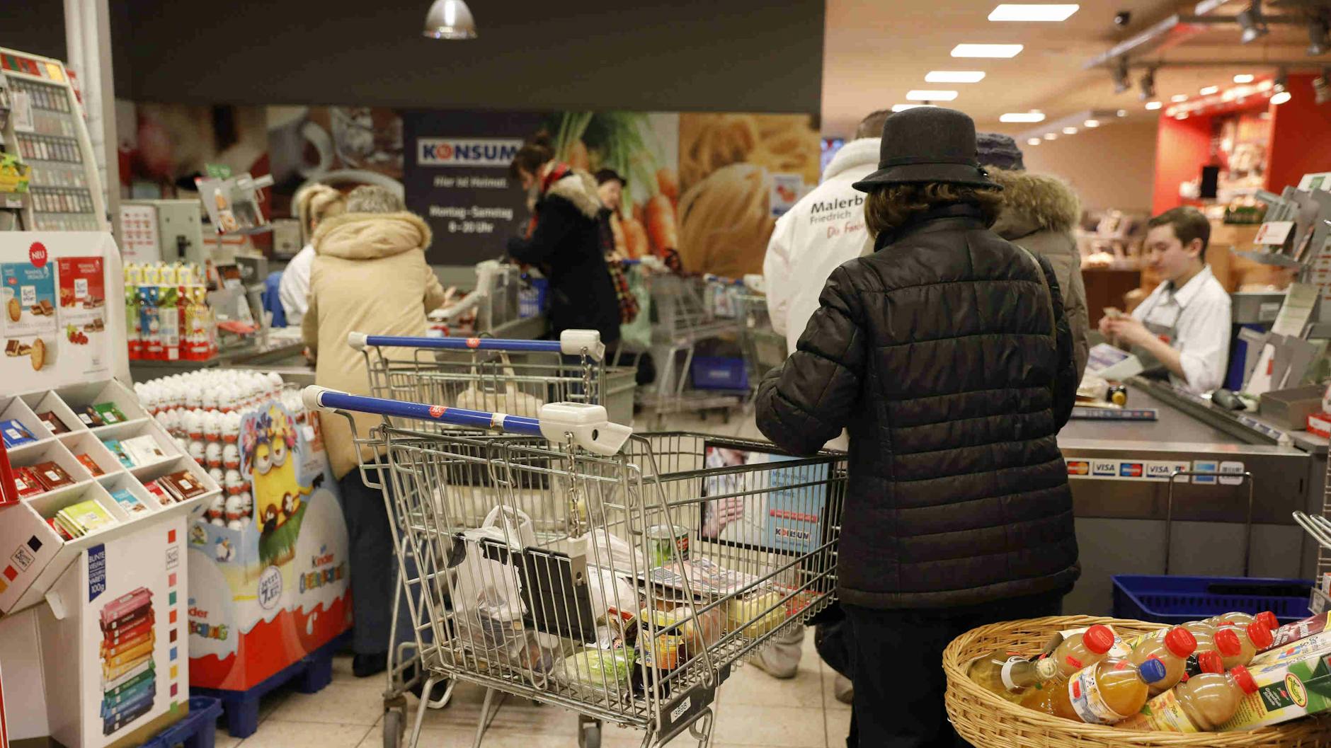 Eine Schlange vor der Kasse der Supermarktkette Konsum. 