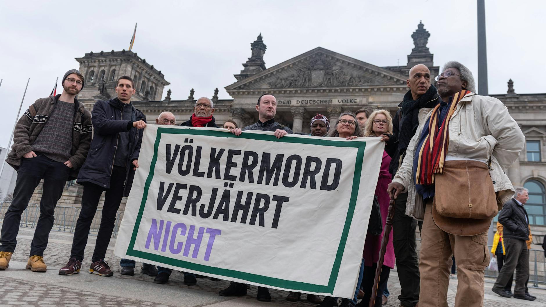Protestaktion im März zum Völkermord an den Herero und Nama vor dem Bundestag in Berlin.