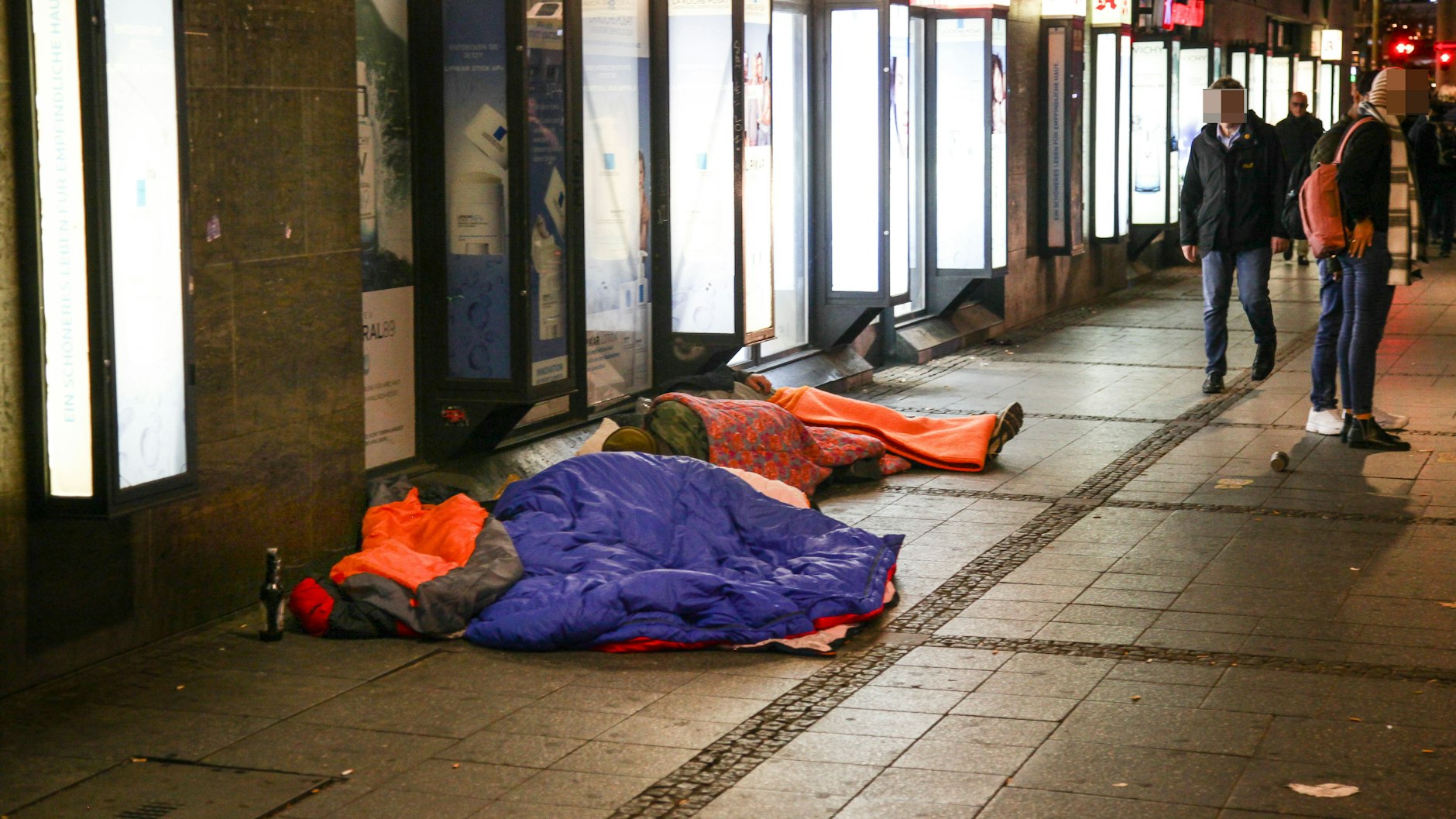 Nächtigende Obdachlose am Bahnhof Zoo in Berlin