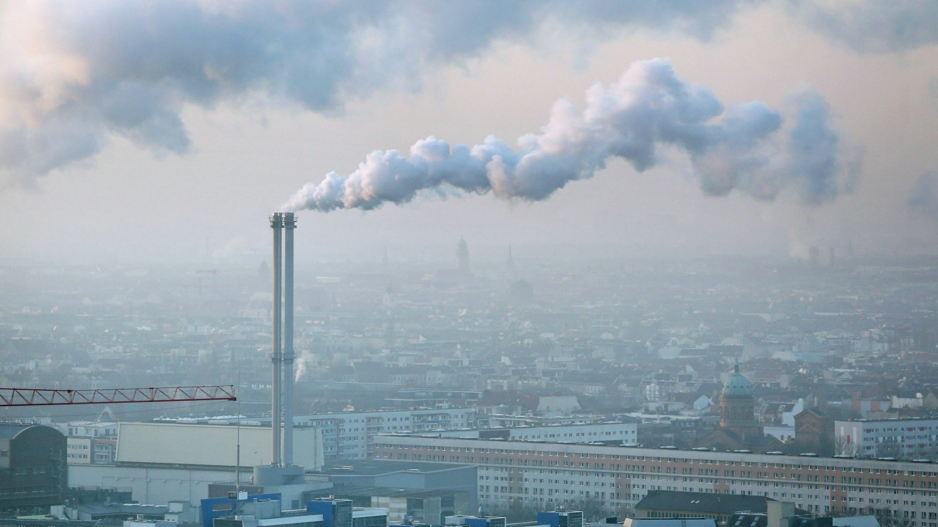 Das Heizkraftwerk Mitte und seine rauchenden Schlote.&nbsp;