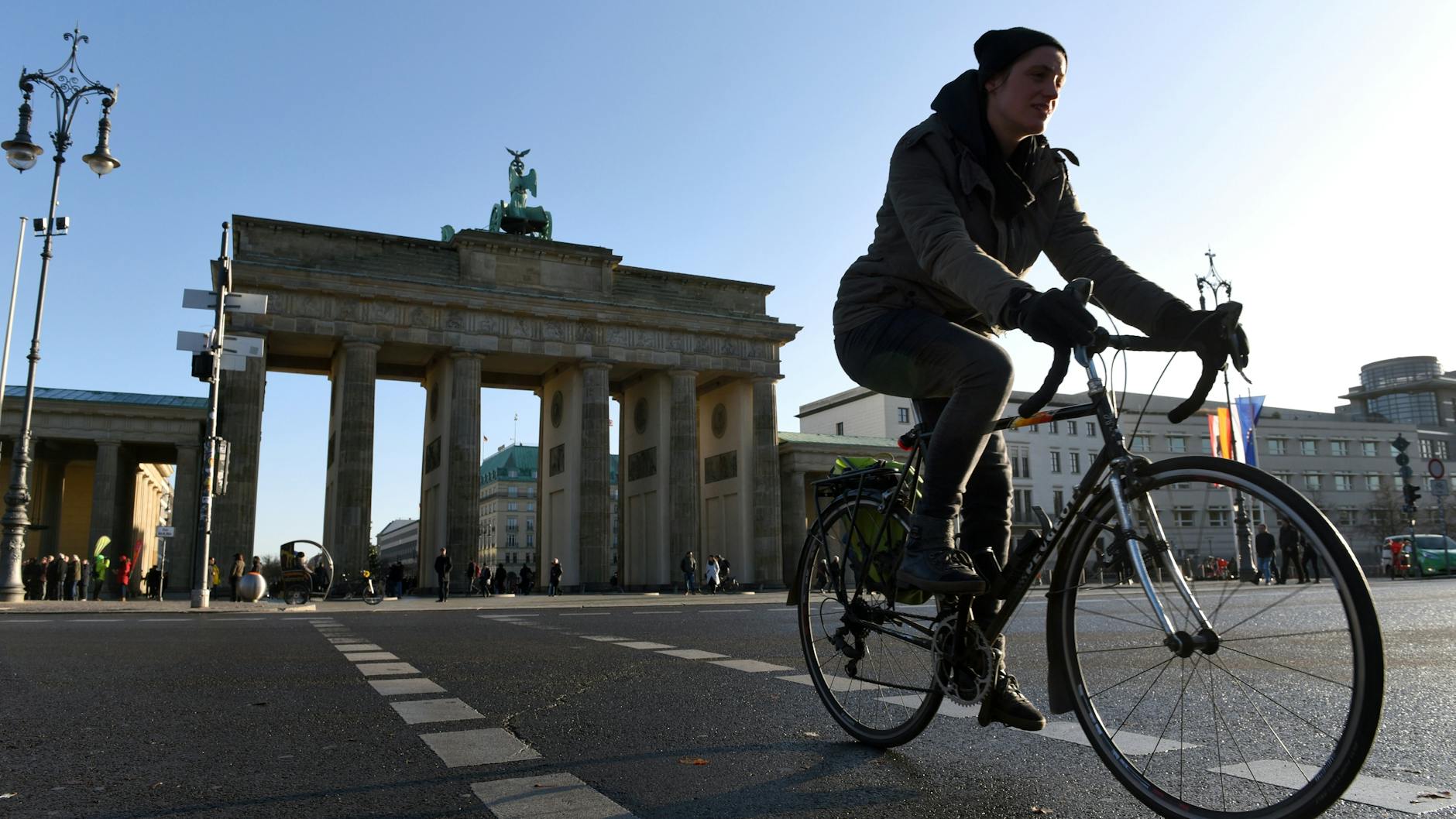 Voll im Trend: ein Radfahrer auf der Straße des 17. Juni am Brandenburger Tor. 