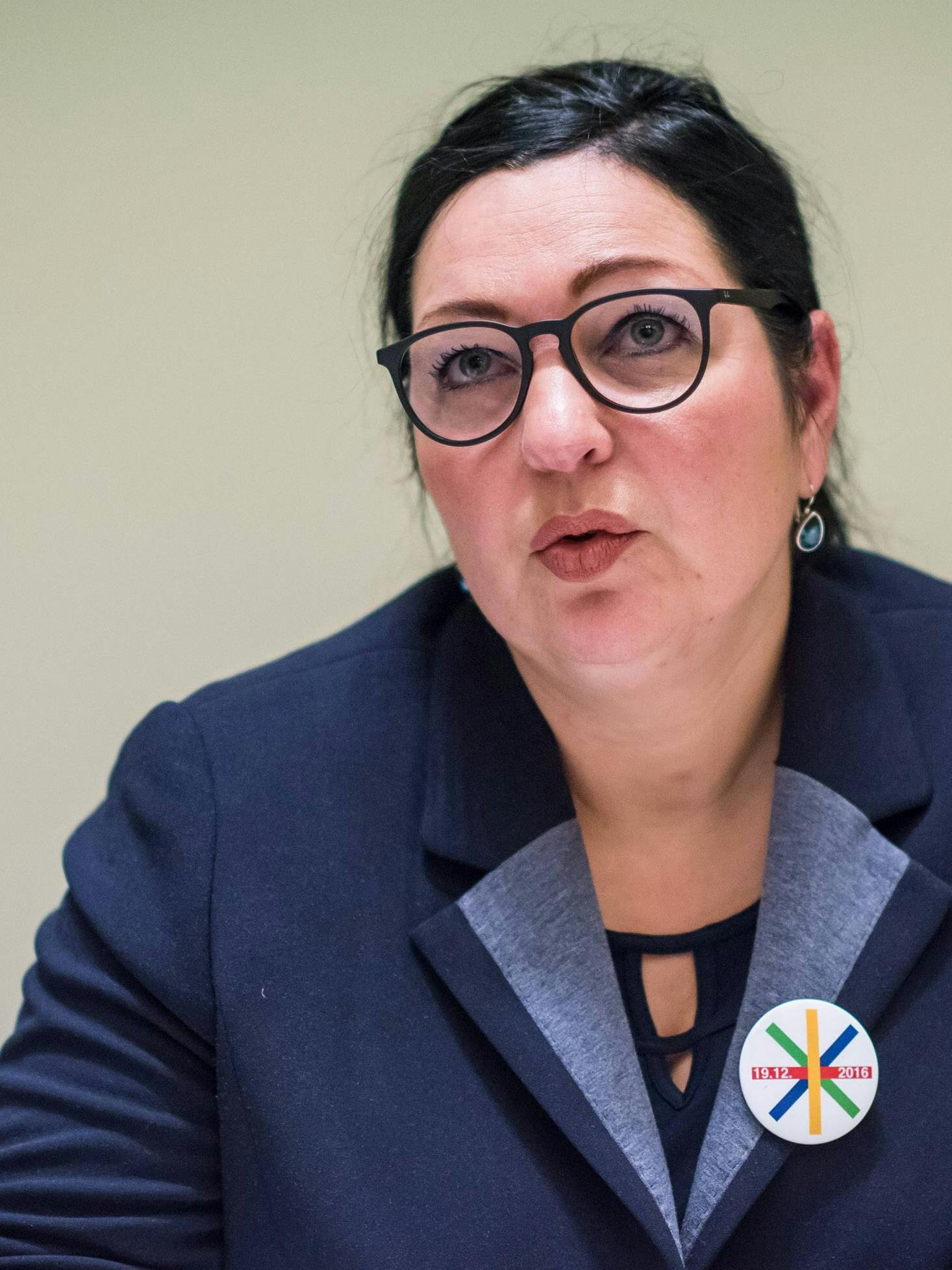 Astrid Passin, Sprecherin der Hinterbliebenen der Opfer des Terroranschlages vom Breitscheidplatz, bei einer Podiumsdiskussion im Berliner Abgeordnetenhaus. 