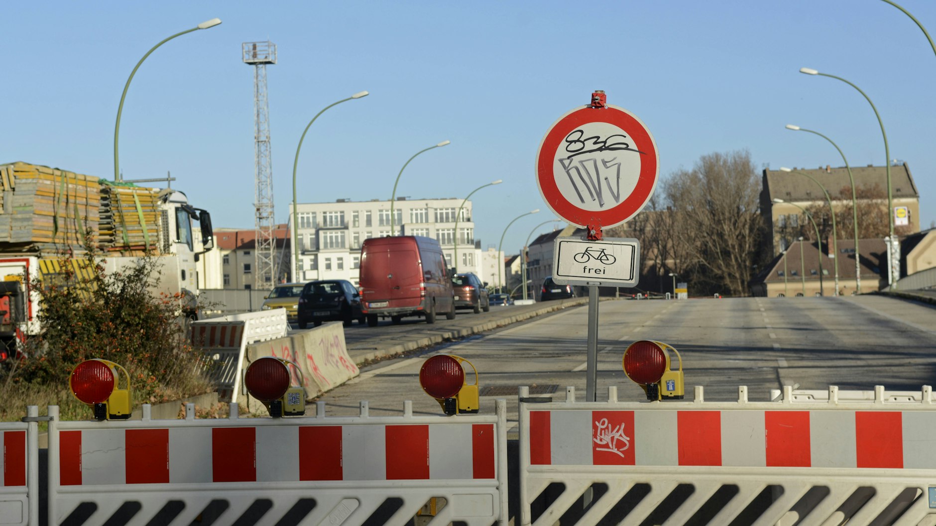 Während sich auf den verbliebenen Fahrbahnen  der Verkehr ballt, herrscht auf der östlichen Hälfte gähnende Leere. Fußgänger und Radfahrer dürfen dort weiterhin passieren – aber nur noch bis Frühjahr 2020.