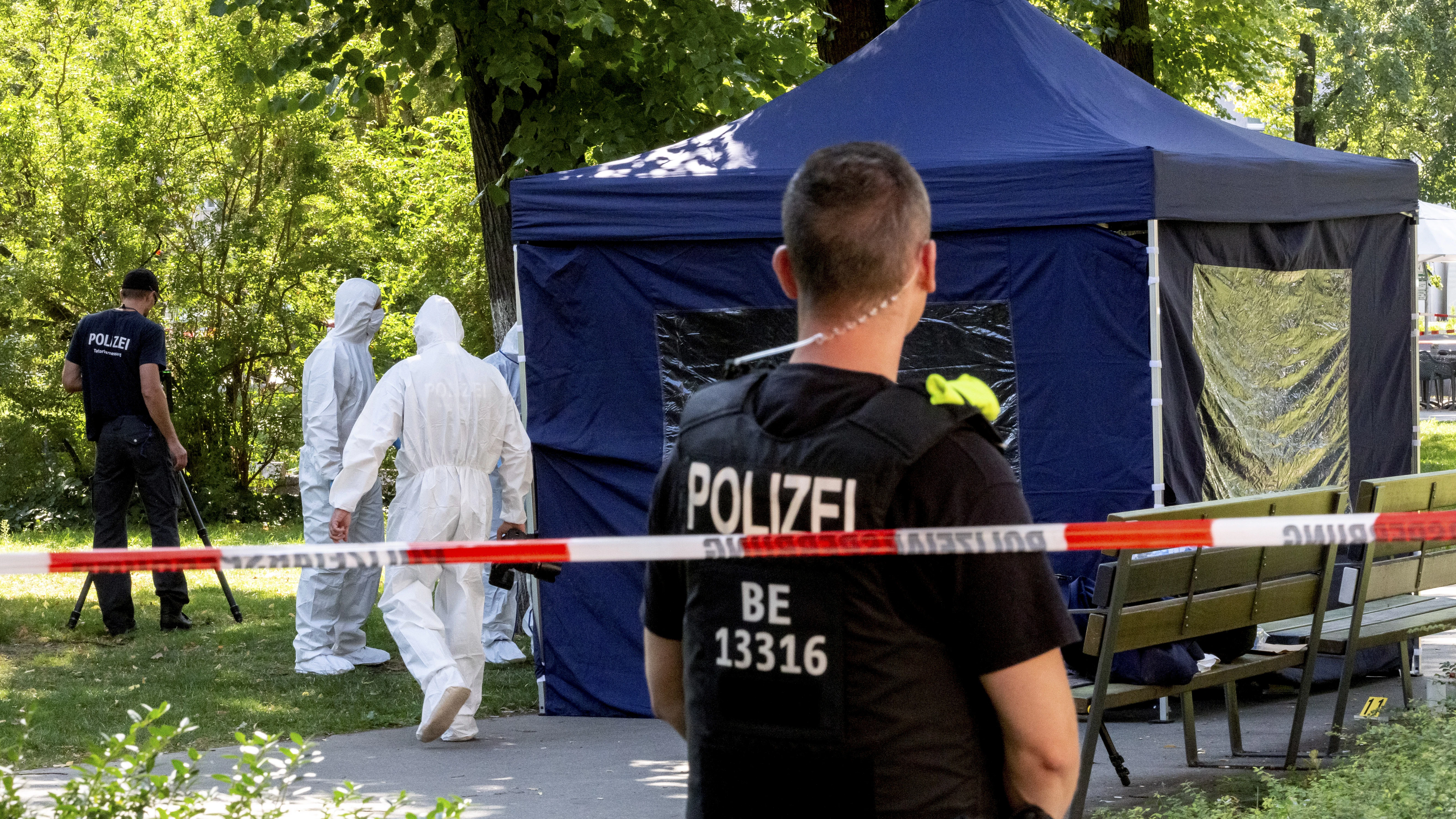 Beamte der Spurensicherung sichern in einem Faltpavillon Spuren am Tatort