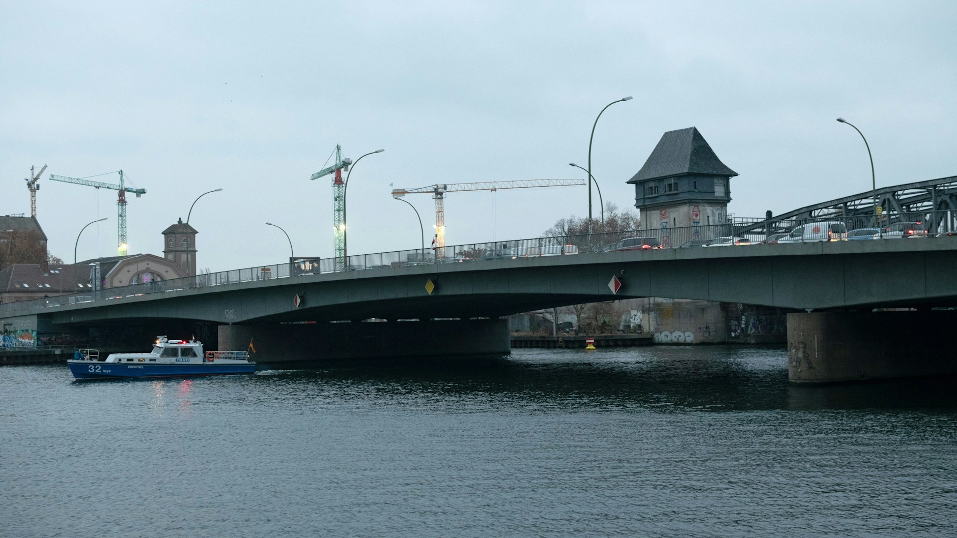 Die Problembrücke: Zwischen Friedrichshain und Treptow überspannt die 185 Meter lange Elsenbrücke die Spree. Sie wurde nach einer Baumart benannt.
