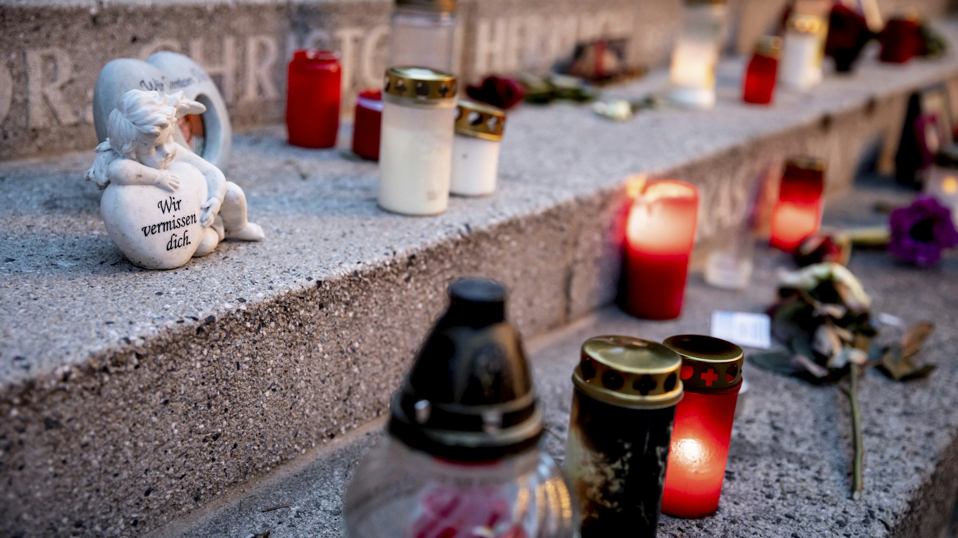 Eine Engelsfigur und Lichter sind am Mahnmal für die Opfer des Attentats vom 19.12.2016 auf dem Weihnachtsmarkt am Breitscheidplatz zu sehen.