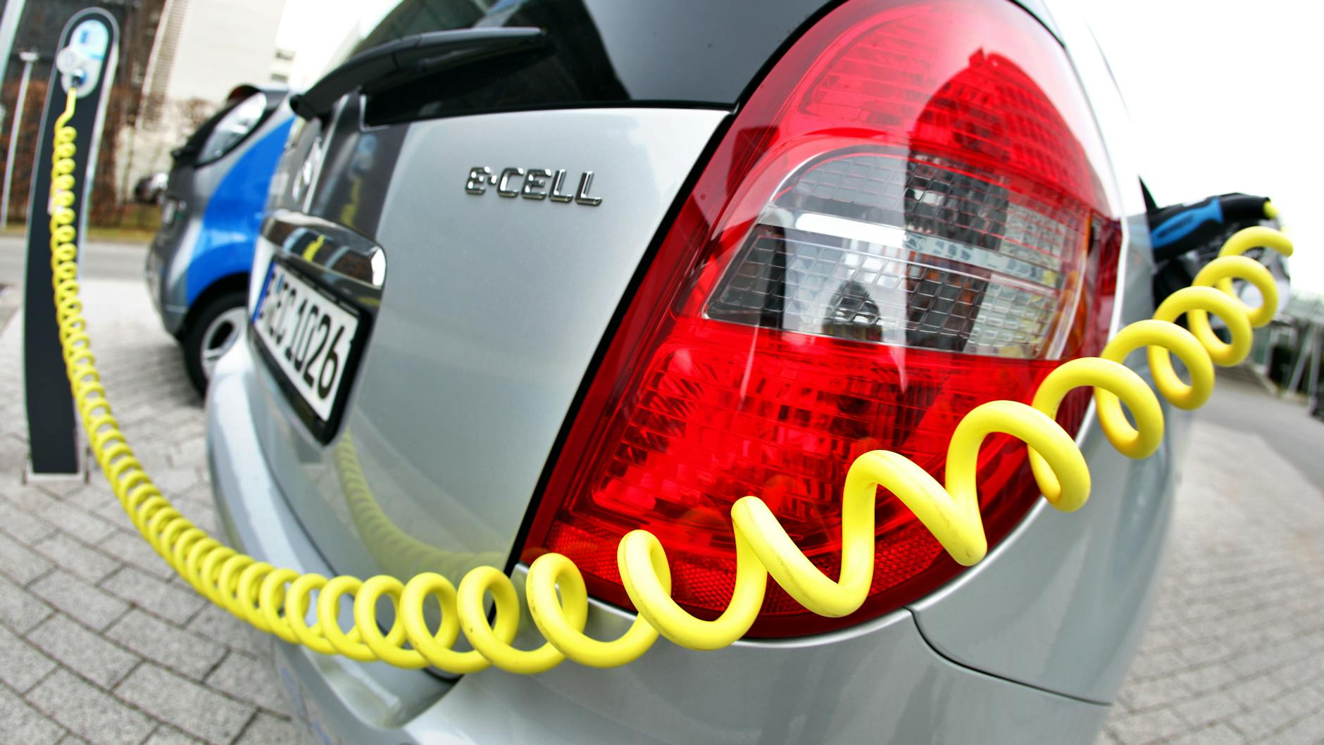 Gleich gehts weiter. Ein Elektroauto an der Ladesäule.