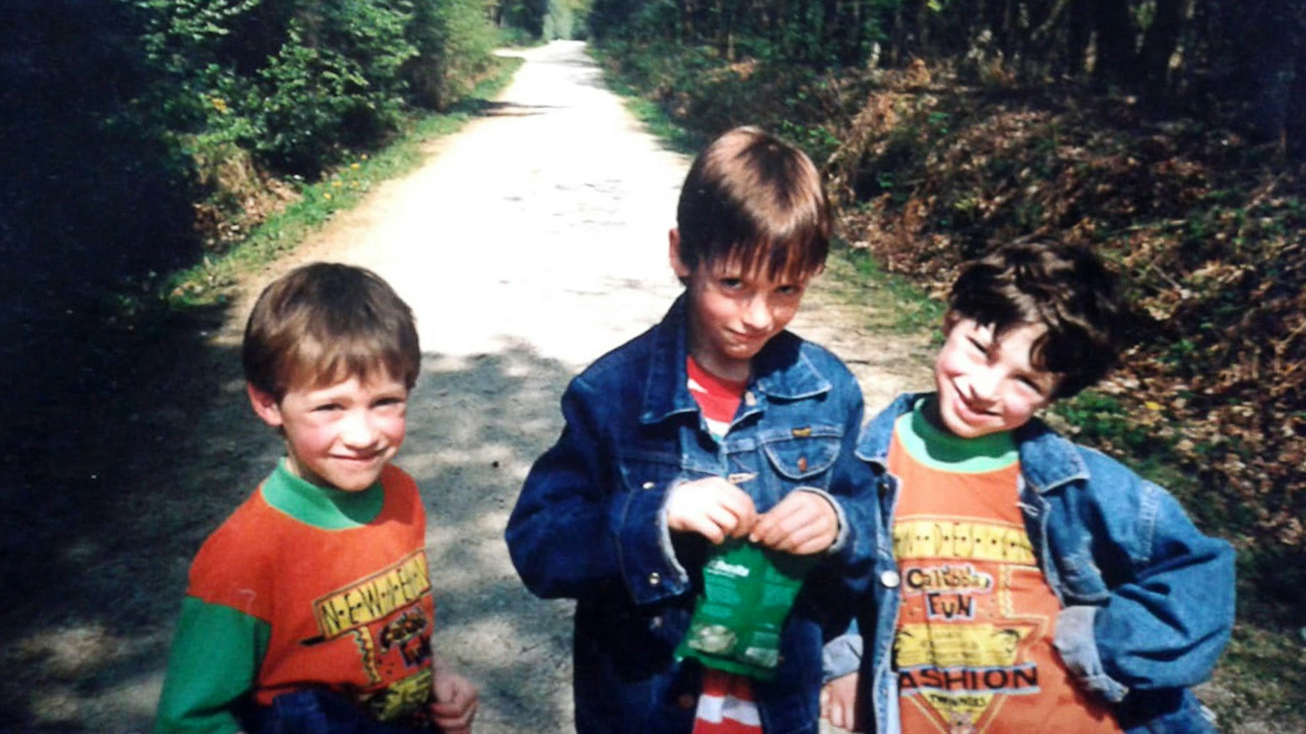 Max Haarich (l.) und sein  Zwillingsbruder Konrad (r.) mit einem Freund in Aschersleben