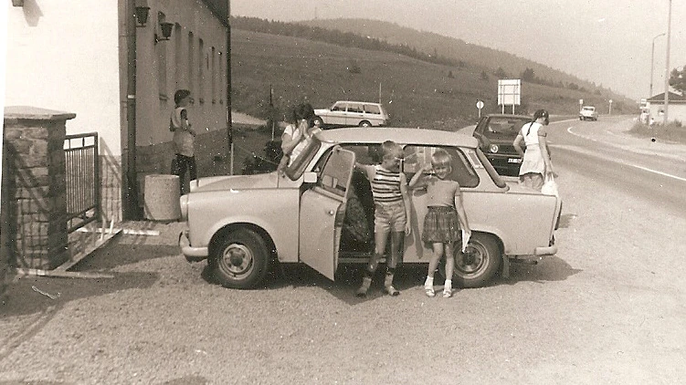 In Foto-Position vor dem Trabi: Antje Binder (r.)  und ihr Bruder.