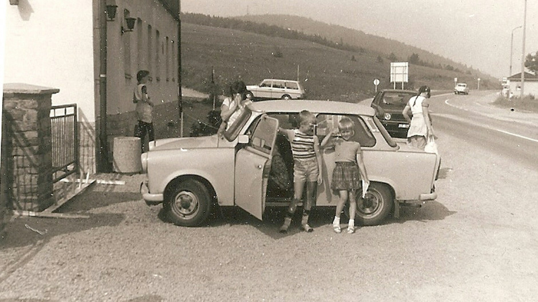 In Foto-Position vor dem Trabi: Antje Binder (r.)  und ihr Bruder.