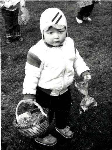 KInd mit Sammelleidenschaft: Christian Schlodder auf der Suche nach Ostereiern.