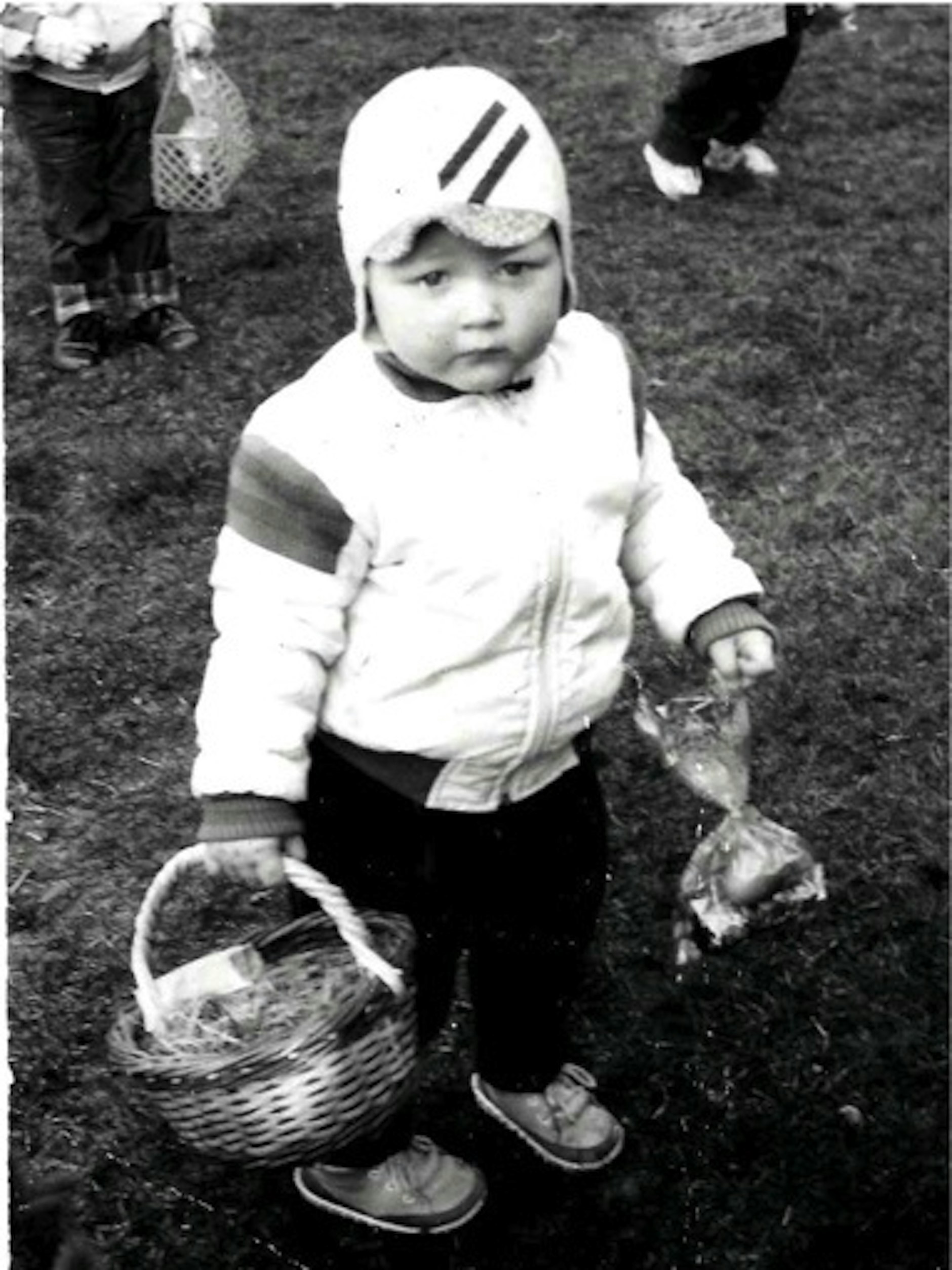 KInd mit Sammelleidenschaft: Christian Schlodder auf der Suche nach Ostereiern.