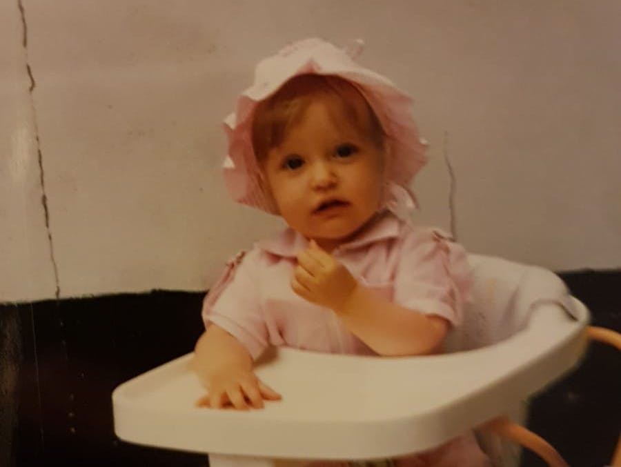 Im sicheren Kindersitz und noch nicht allein unterwegs: Joulyn Lange in früher Kindheit.