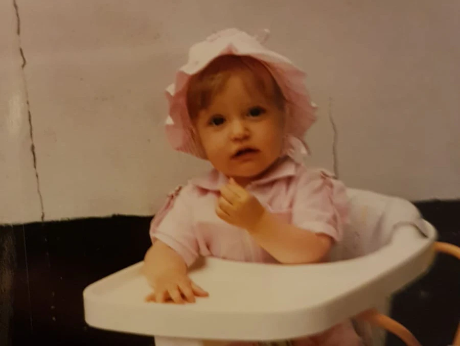 Im sicheren Kindersitz und noch nicht allein unterwegs: Joulyn Lange in früher Kindheit.