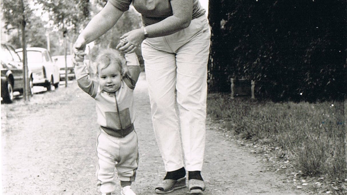 Laufübungen: Maria Thiele wird von einer Nachbarin gehalten.