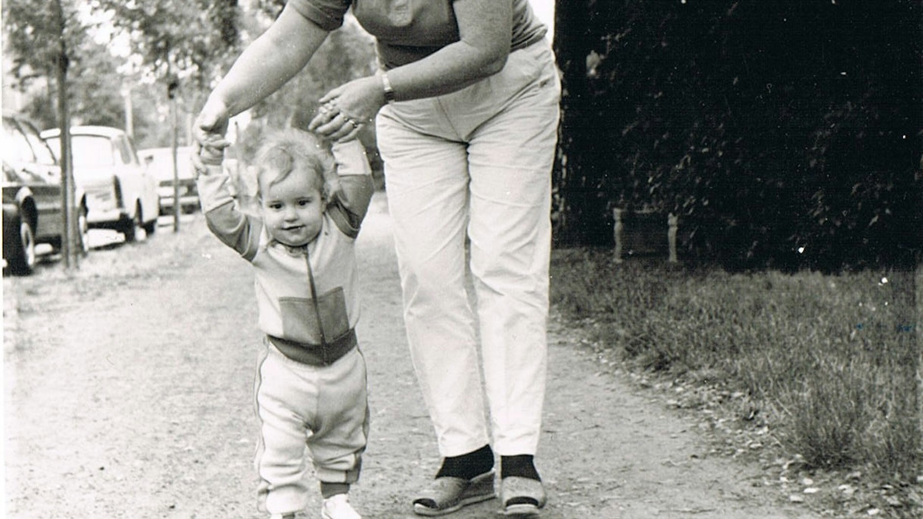 Laufübungen: Maria Thiele wird von einer Nachbarin gehalten.