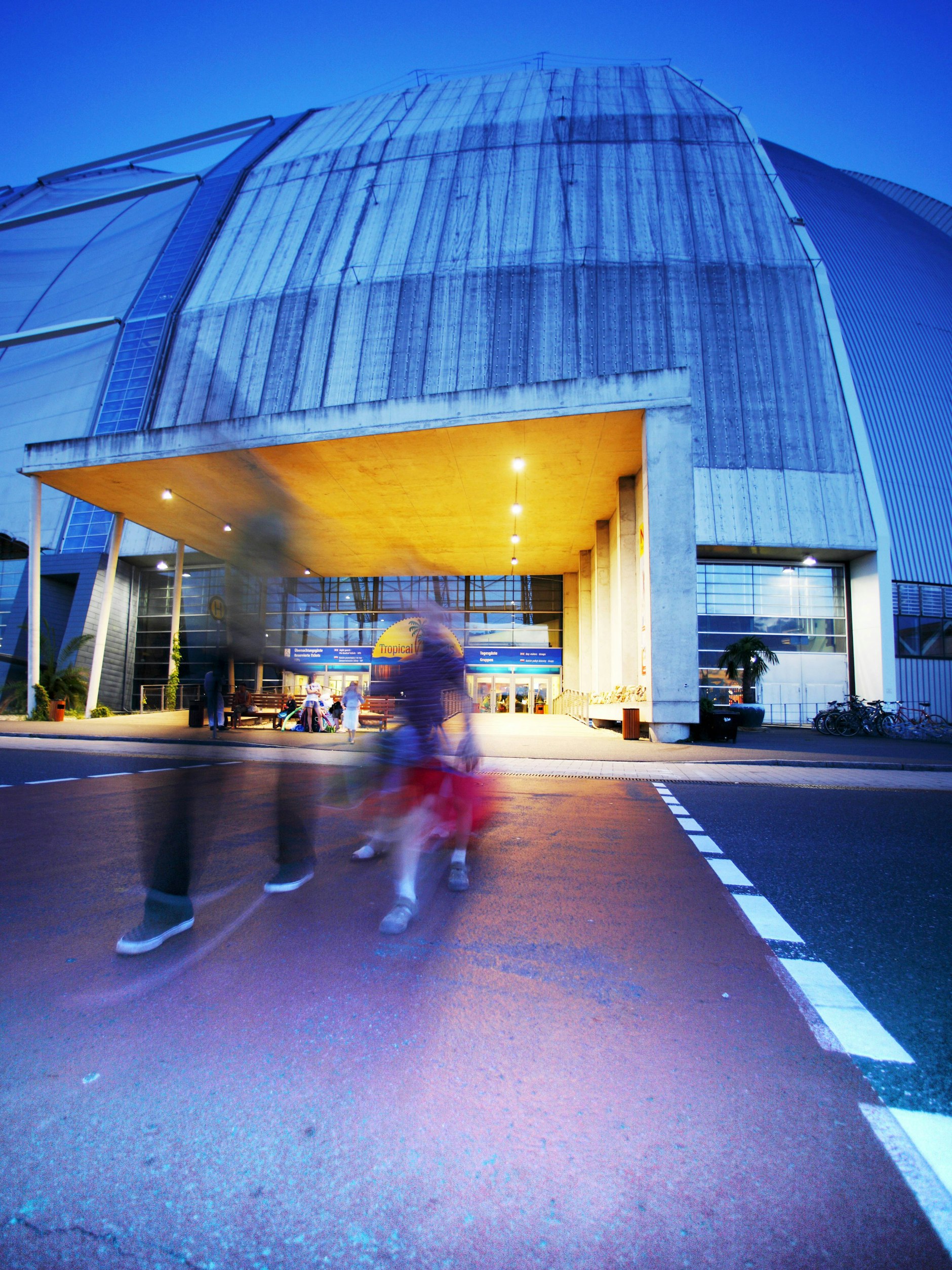 Die Halle von außen.