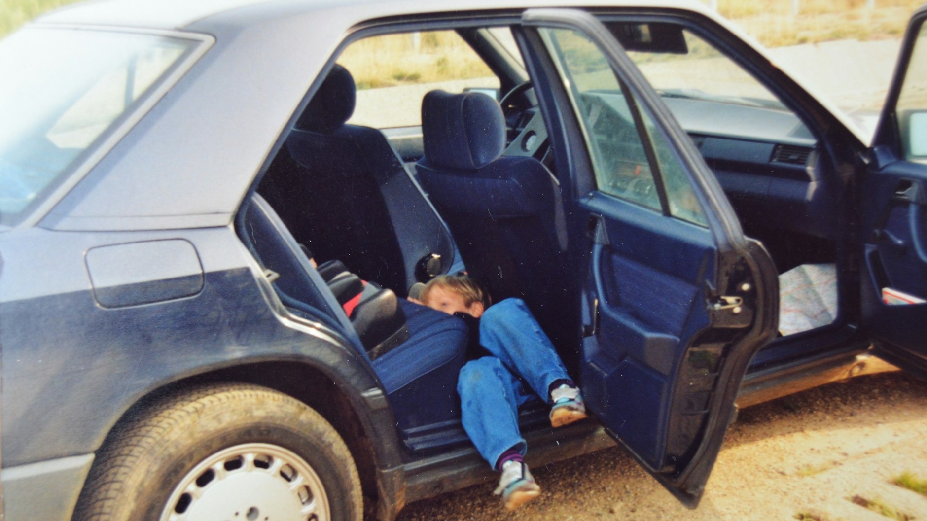 Zwischen Vordersitz und hinterer Sitzbank verschanzt: Sören Reimer.