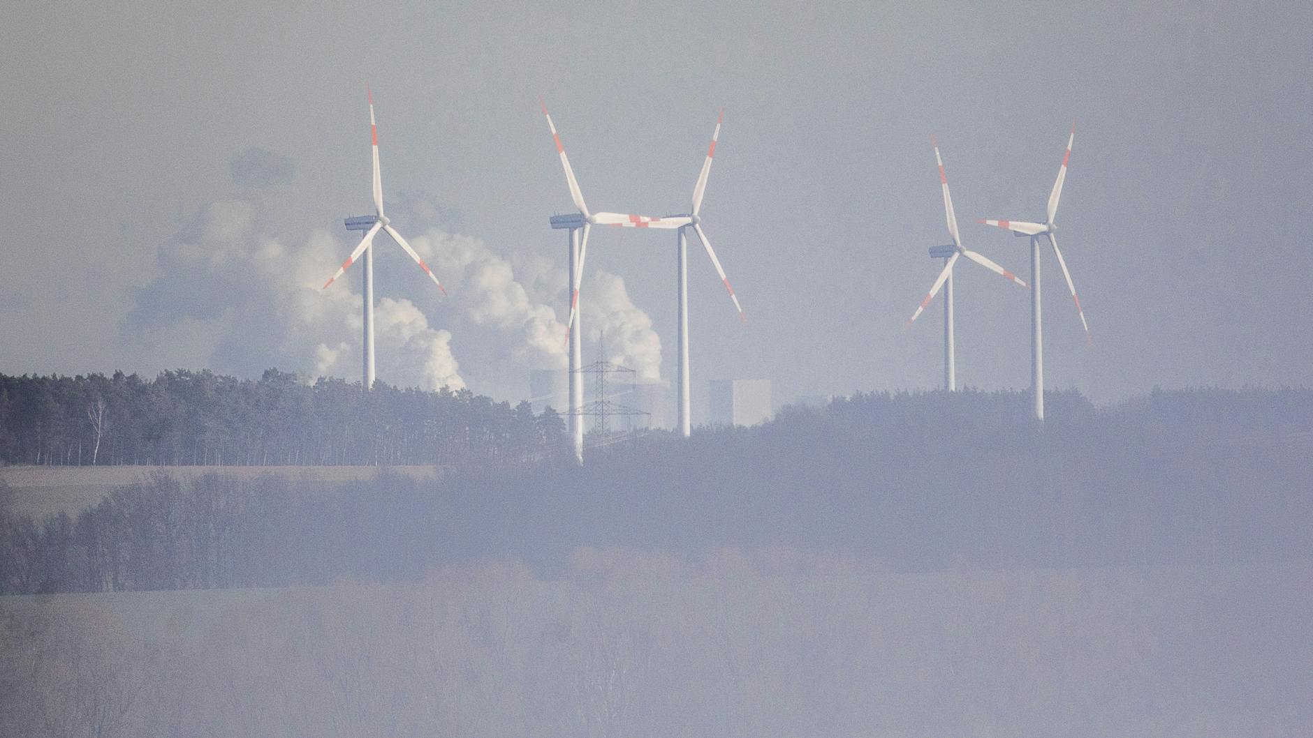 Windkraftanlagen zeichnen sich vor dem Kohlekraftwerk Boxberg ab.