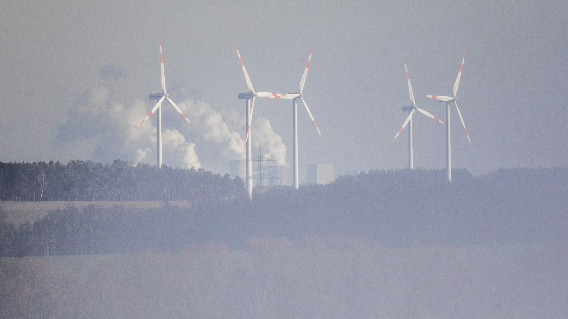 Windkraftanlagen zeichnen sich vor dem Kohlekraftwerk Boxberg ab.
