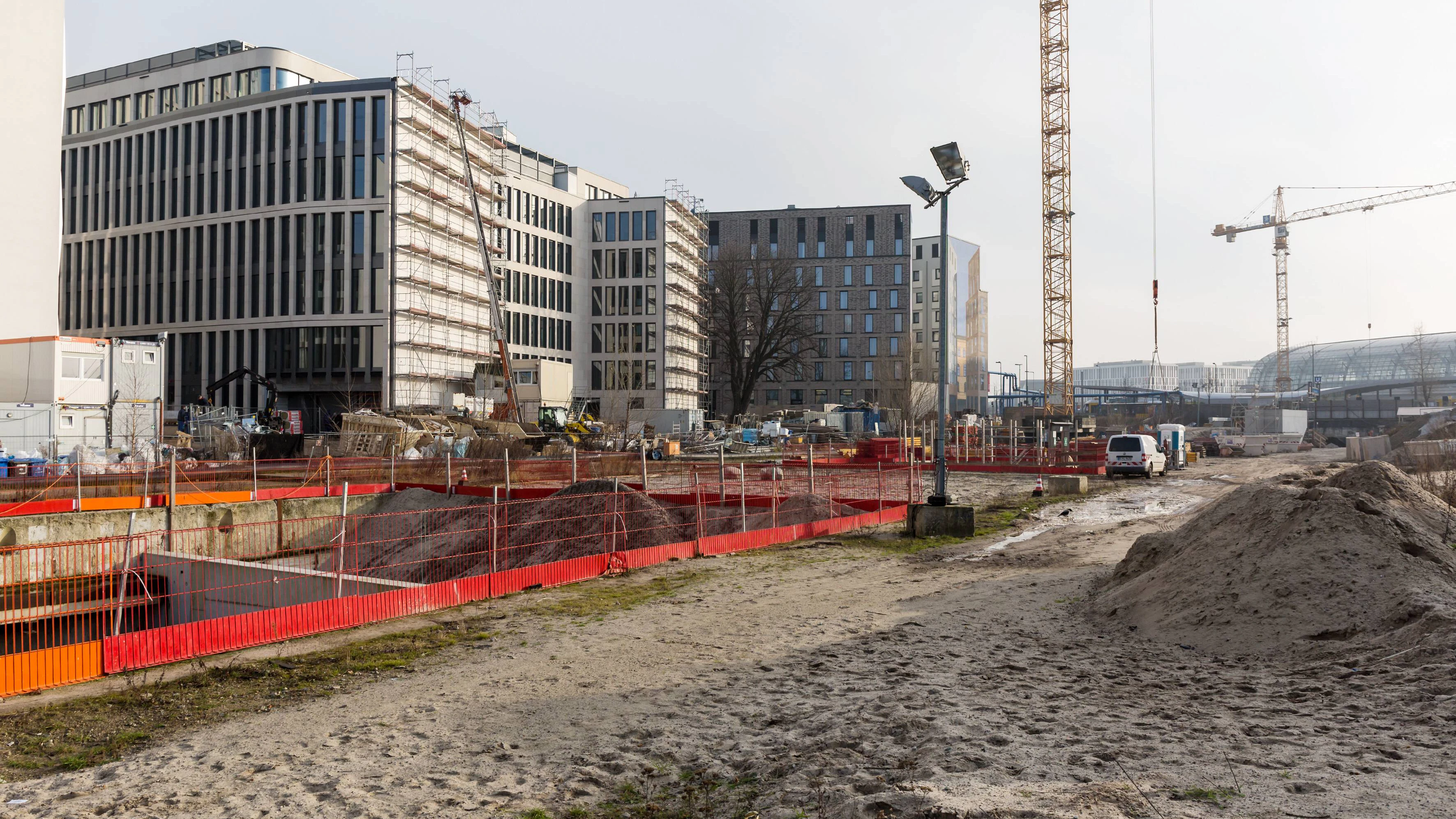 Nördlich vom Hauptbahnhof (rechts im Hintergrund) wird seit Jahren gebaut. Doch der erste Abschnitt der S21, der von hier zum Nordring führen wird, geht nun erst 2021 in Betrieb.&nbsp;