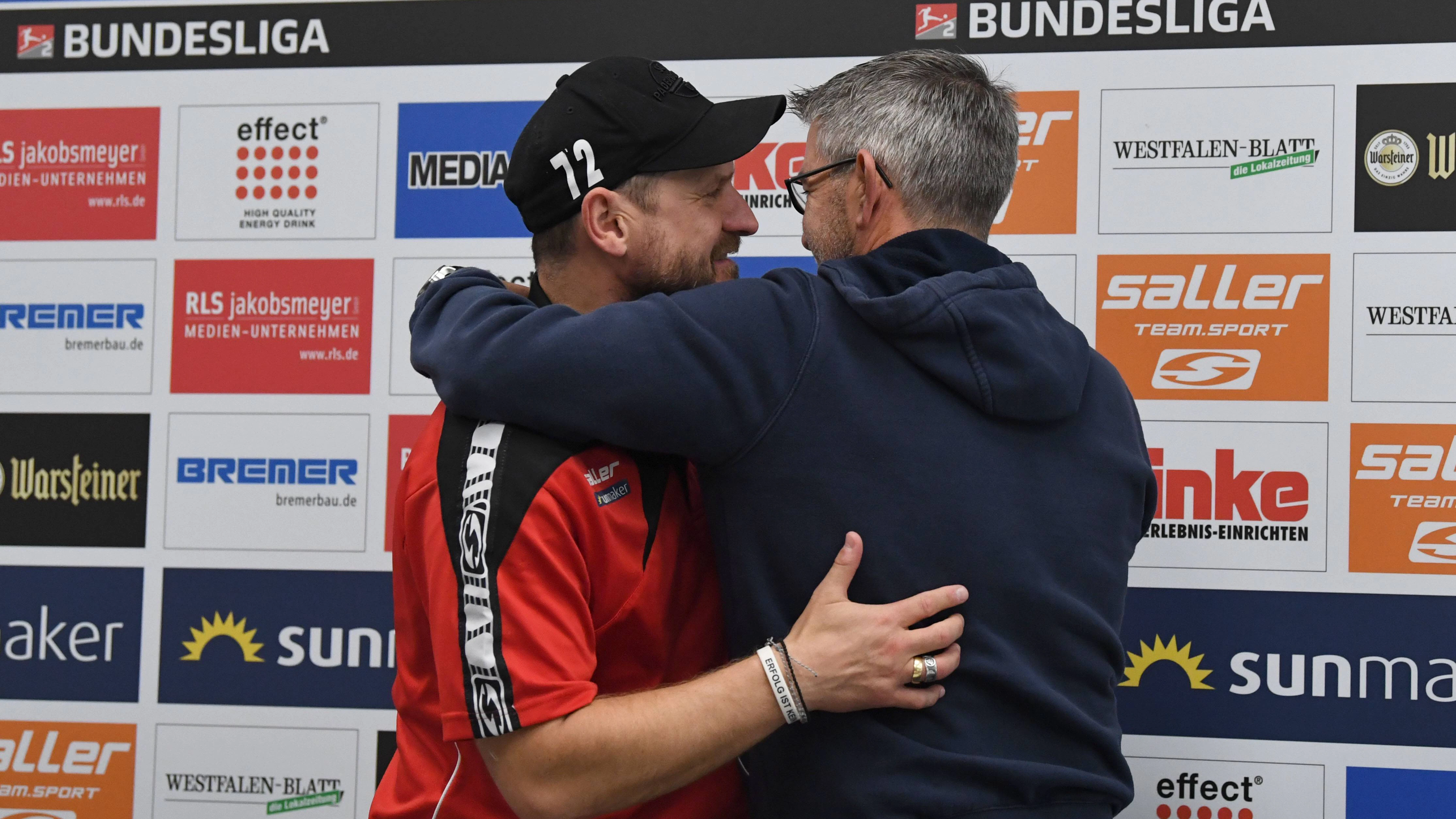 Unions Trainer Urs Fischer (r.) und Paderborns Coach Steffen Baumgart verstehen sich prächtig.