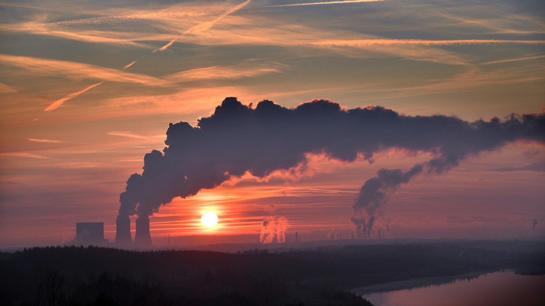 Blick auf Stoerrmthaler See und das Kohle Kraftwerk Lippendorf suedlich von Leipzig.