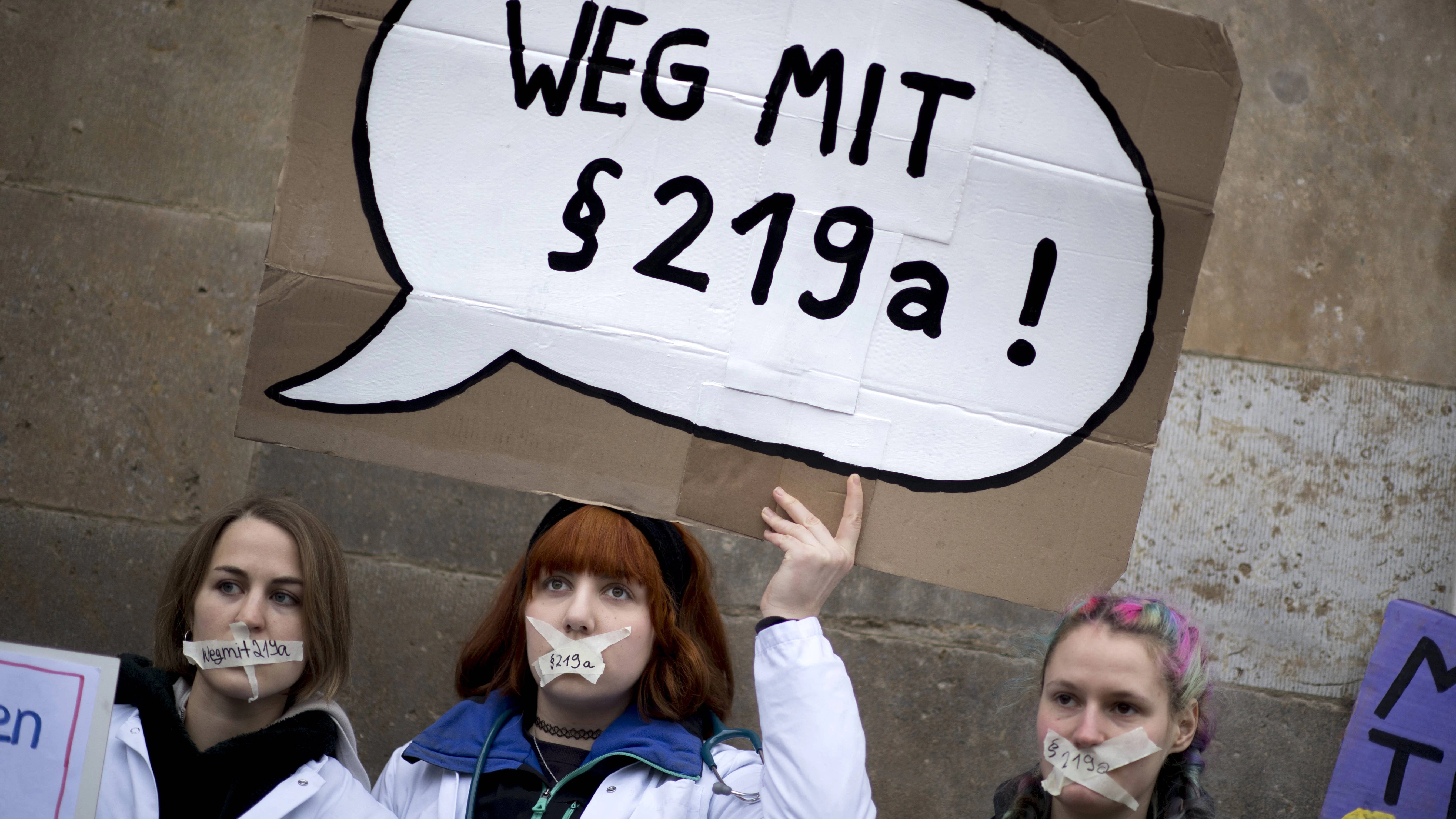 Frau sein und sich frei informieren - in Deutschland 2019 ist das keine Selbstverständlichkeit, sondern noch immer ein Grund zu protestieren.&nbsp;
