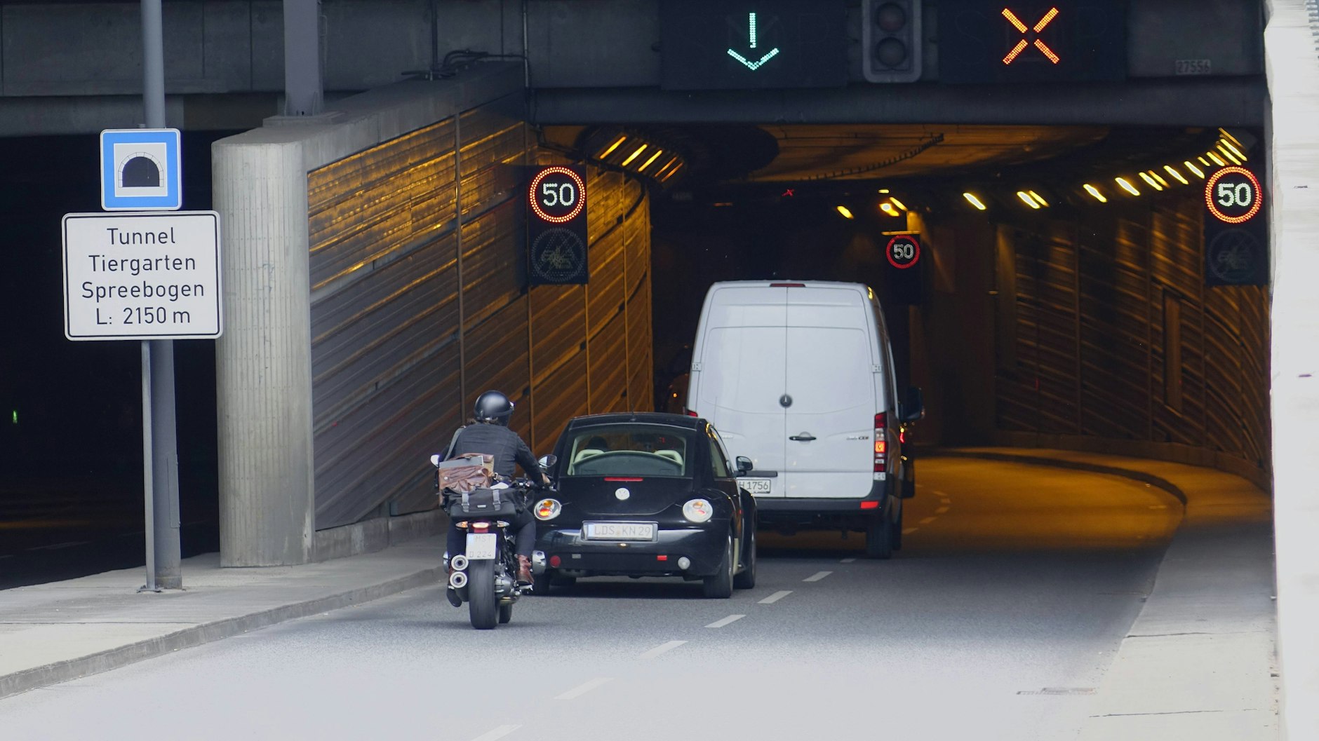 Im Tiergartentunnel ist nur Tempo 50 erlaubt. Doch viele Kraftfahrer halten sich nicht an das Limit. Darum nimmt die Polizei dort Anfang des neuen Jahres eine Überwachungsanlage in Betrieb – wie angekündigt.