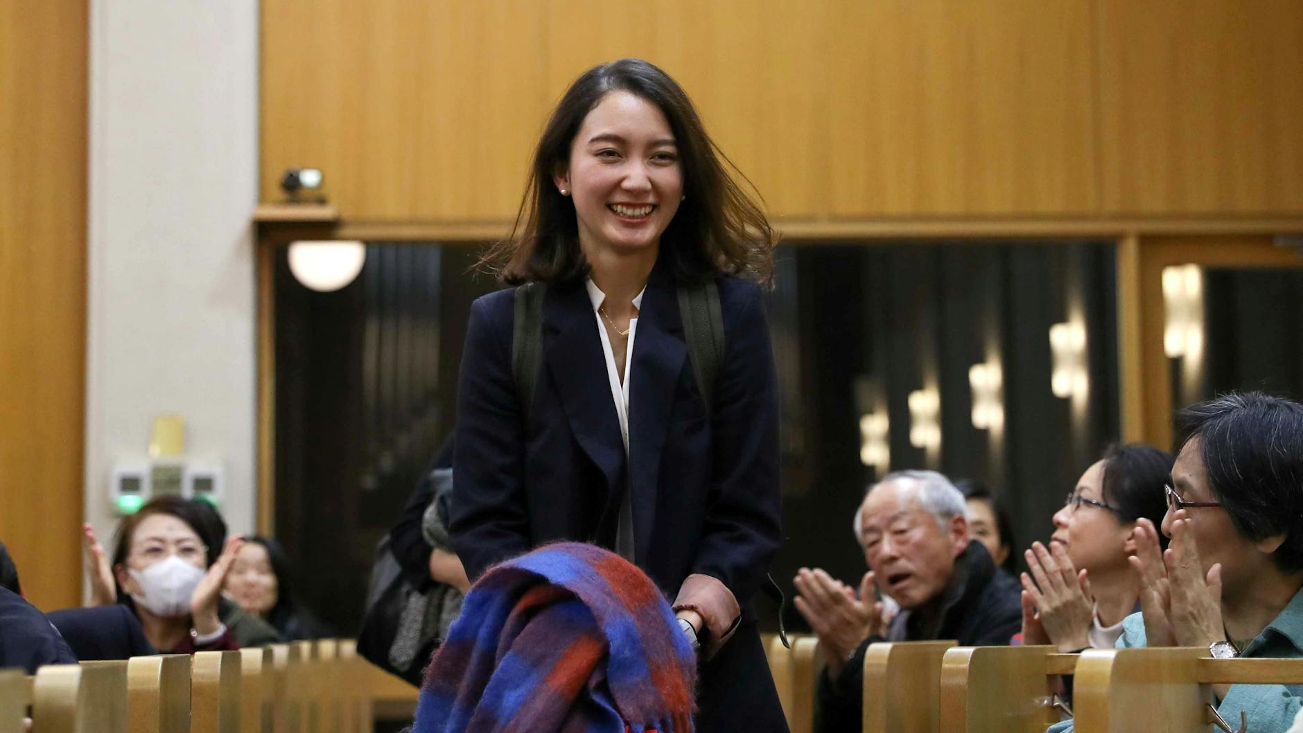 Shiori Ito mit einigen ihrer Unterstützer in Tokio. 
