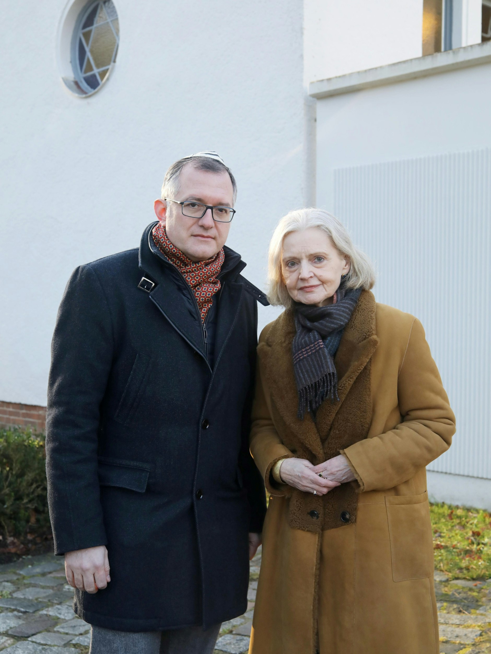 Witwe Gabi Shenkman und Elio Adler, Vorsitzender des Vereins  Werteinitiative,  riefen zum Besuch der Trauerfeier auf.