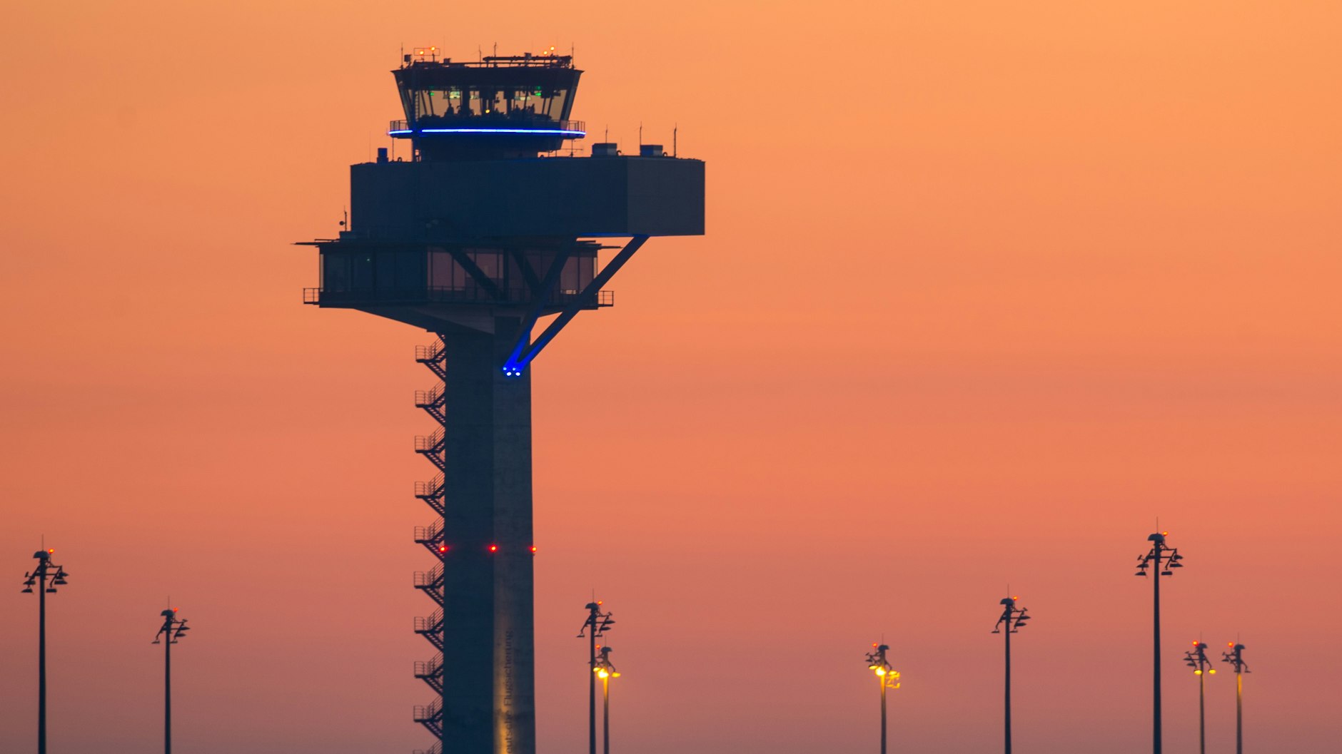 Betriebsbereit: Der Fluglotsenturm ist startklar für die Eröffnung des BER. Sie ist derzeit für Ende Oktober 2020 vorgesehen. Die Dresdner Bahn mit der Mahlower Kurve soll die Fahrzeit nach Berlin verkürzen. Doch dieses Projekt darf vorerst nicht in Angriff genommen werden.