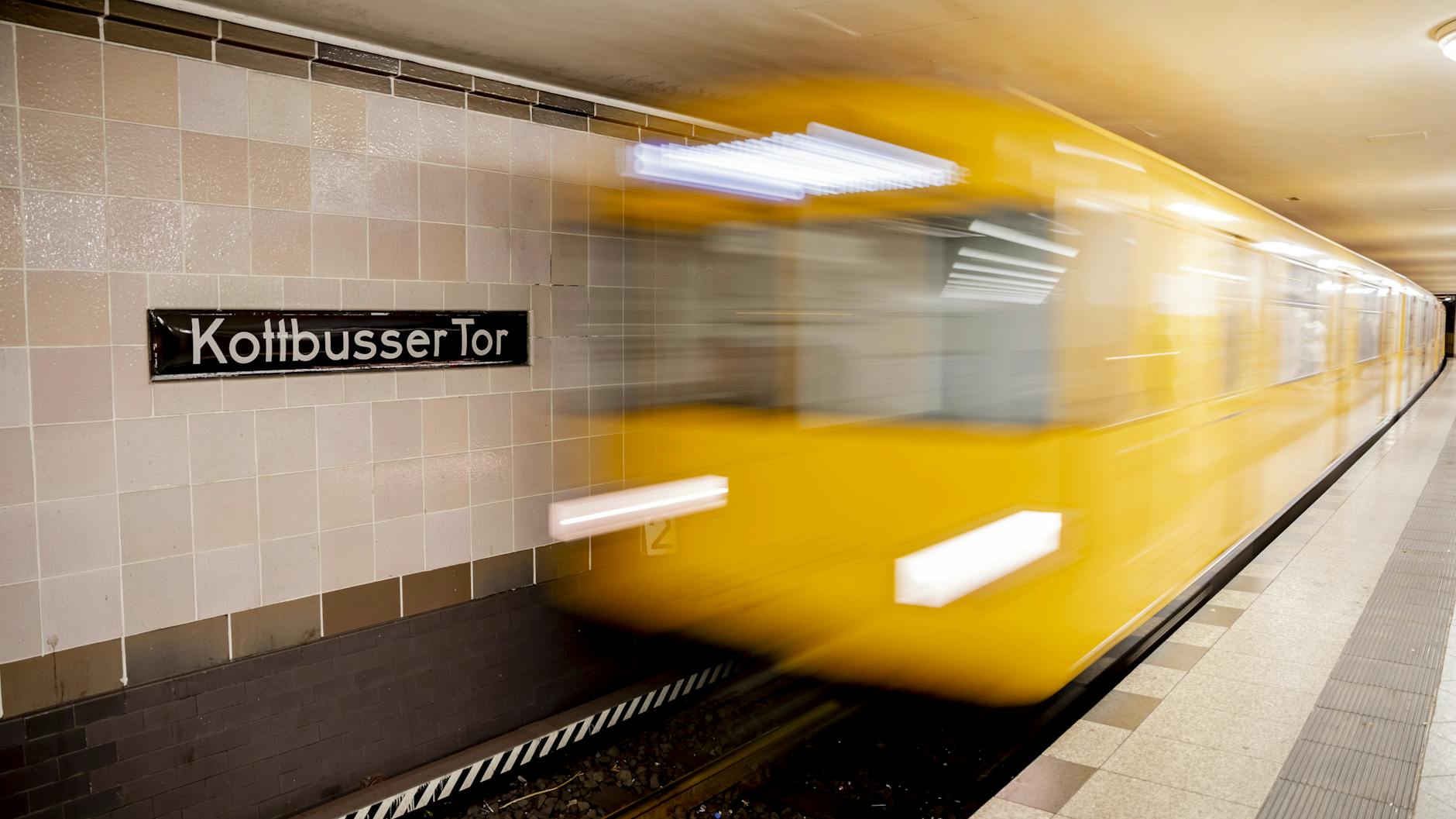 Eine U-Bahn fährt in den Bahnhof Kottbusser Tor in Kreuzberg ein. Noch endet die Linie U8 im Norden in Wittenau. Aber das könnte sich ändern.