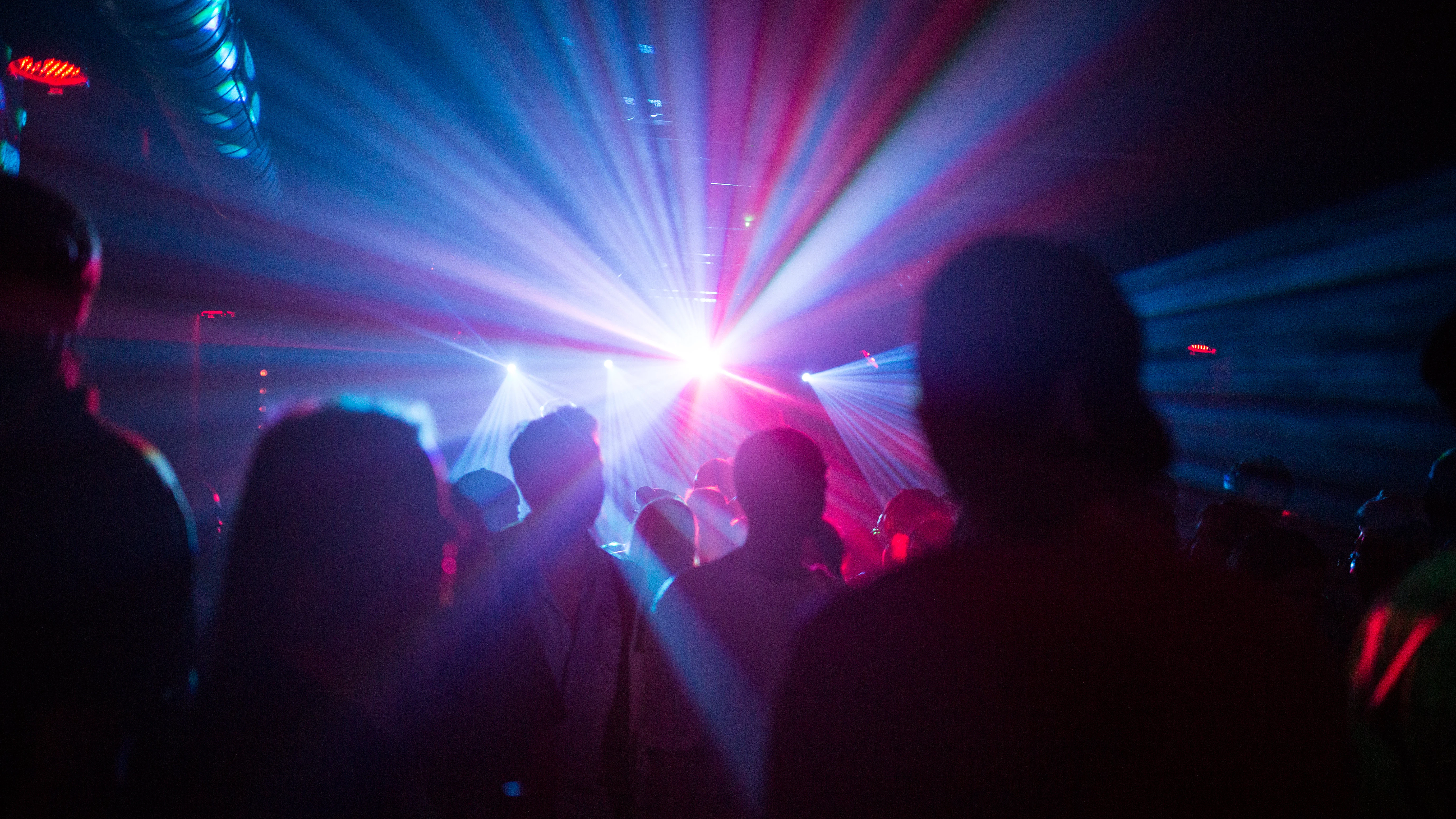 Menschen tanzen in einem Club.