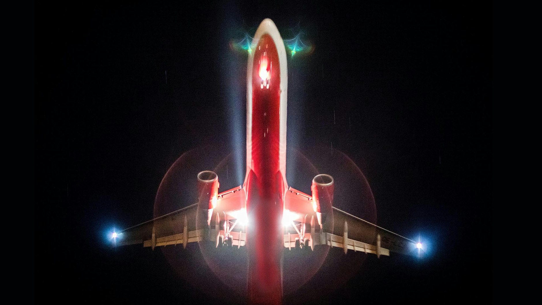 Auch nachts sind Flugzeuge unterwegs. In Tegel gilt kein Nachtflugverbot, lediglich Beschränkungen sind zwischen 22 und 6 Uhr in Kraft.