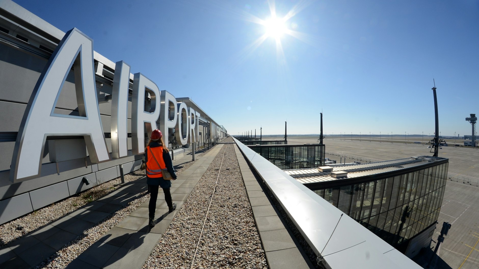 Von außen sieht  es aus, als sei der Flughafen Berlin Brandenburg „Willy Brandt“, kurz BER, in Schönefeld schon seit vielen Jahren fertig.