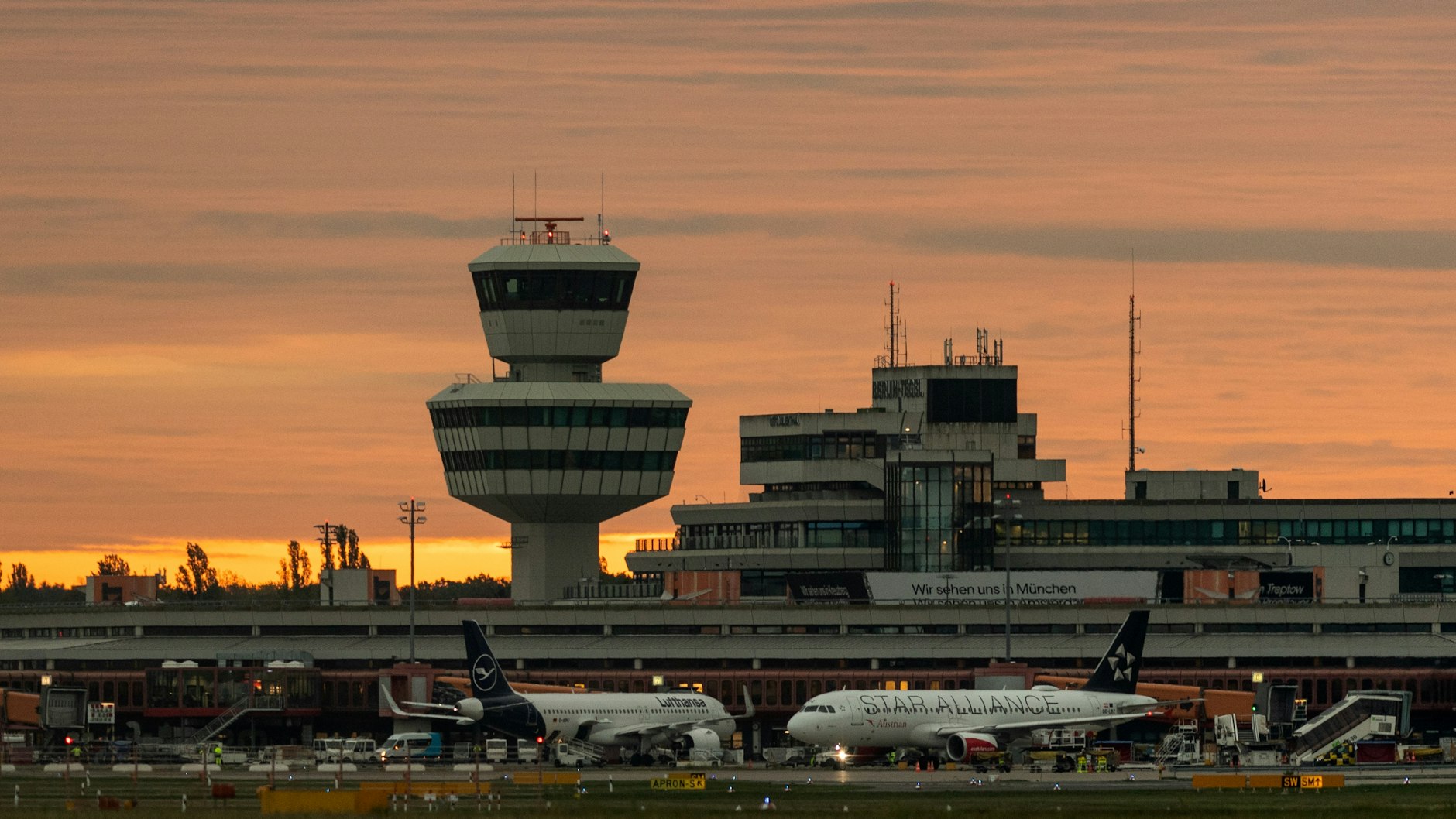 Dämmerung am Flughafen Tegel. Ein Bild aus früheren Tagen, als dort noch mehr los war. Im Nomber 2020 soll der Flugbetrieb enden – für immer.&nbsp;