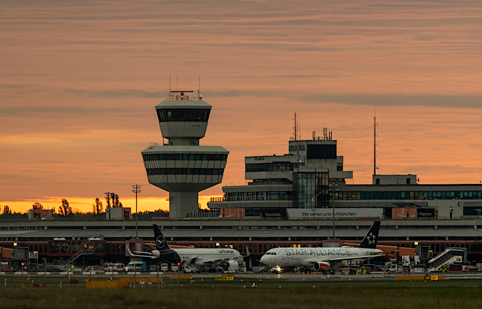 Dämmerung am Flughafen Tegel. Ein Bild aus früheren Tagen, als dort noch mehr los war. Im Nomber 2020 soll der Flugbetrieb enden – für immer.&nbsp;